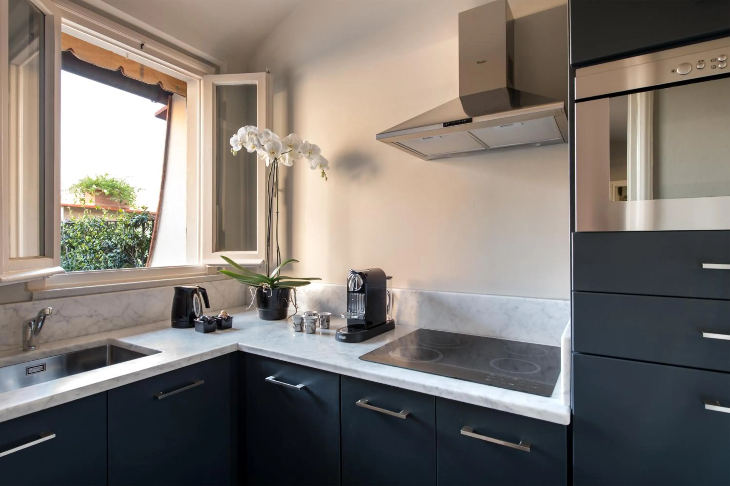Kitchen or kitchenette in Tornabuoni Suites Collection Residenza D'Epoca