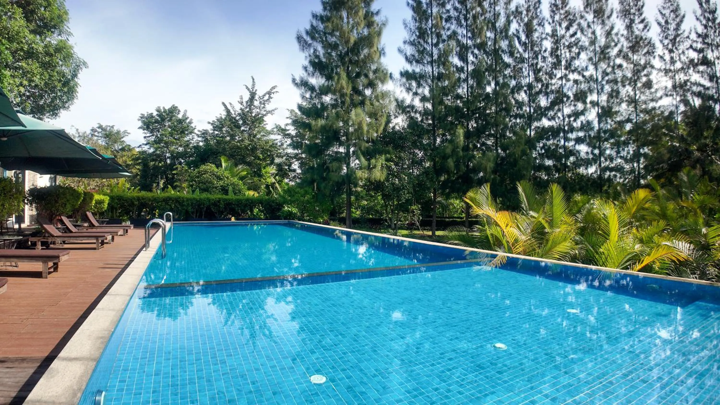 Swimming pool in Lodge Moni Essara Kampot