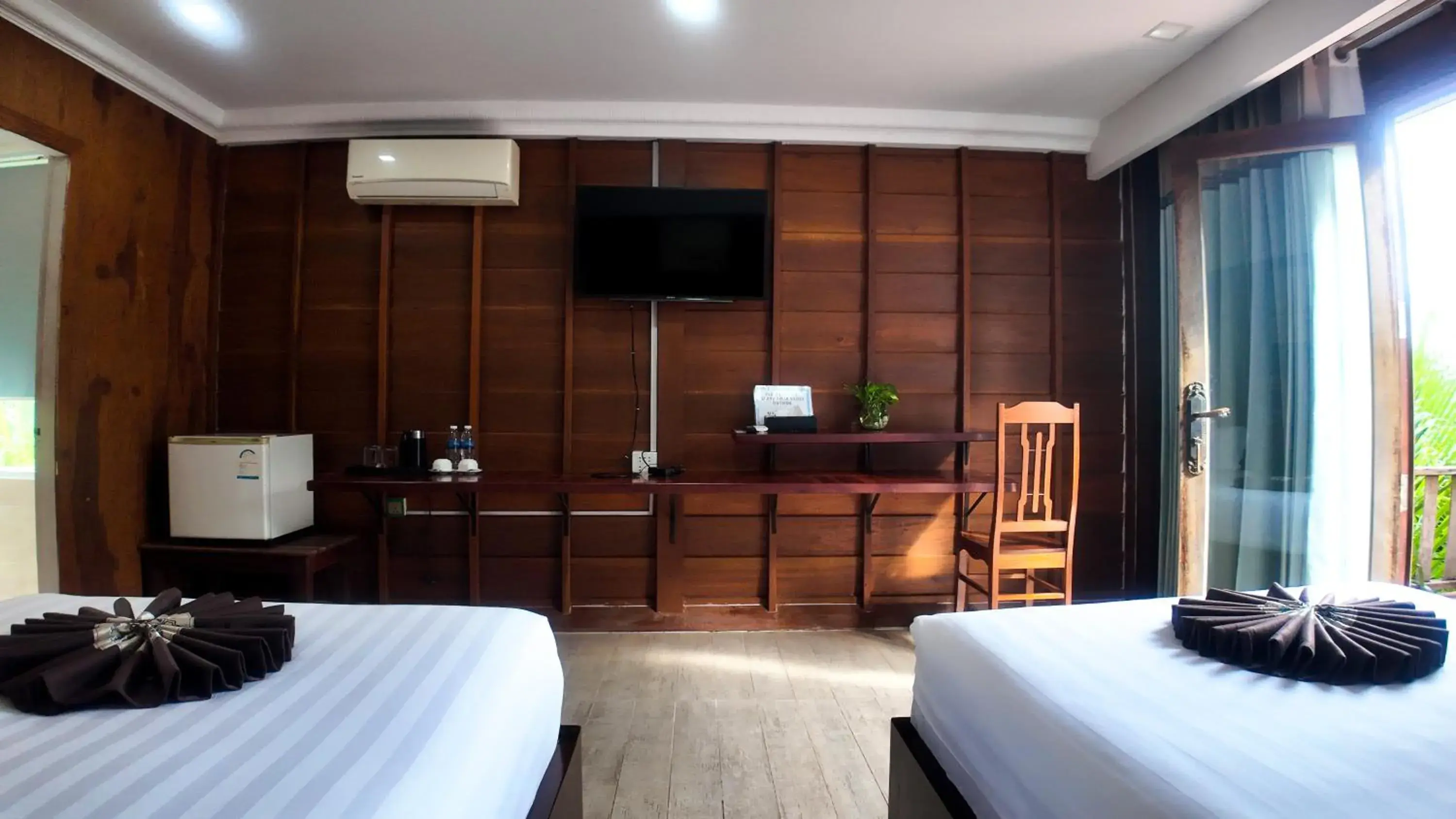 Deluxe Twin Bungalow Lake View in Lodge Moni Essara Kampot Deluxe Twin Bungalow Lake View in Lodge Moni Essara Kampot