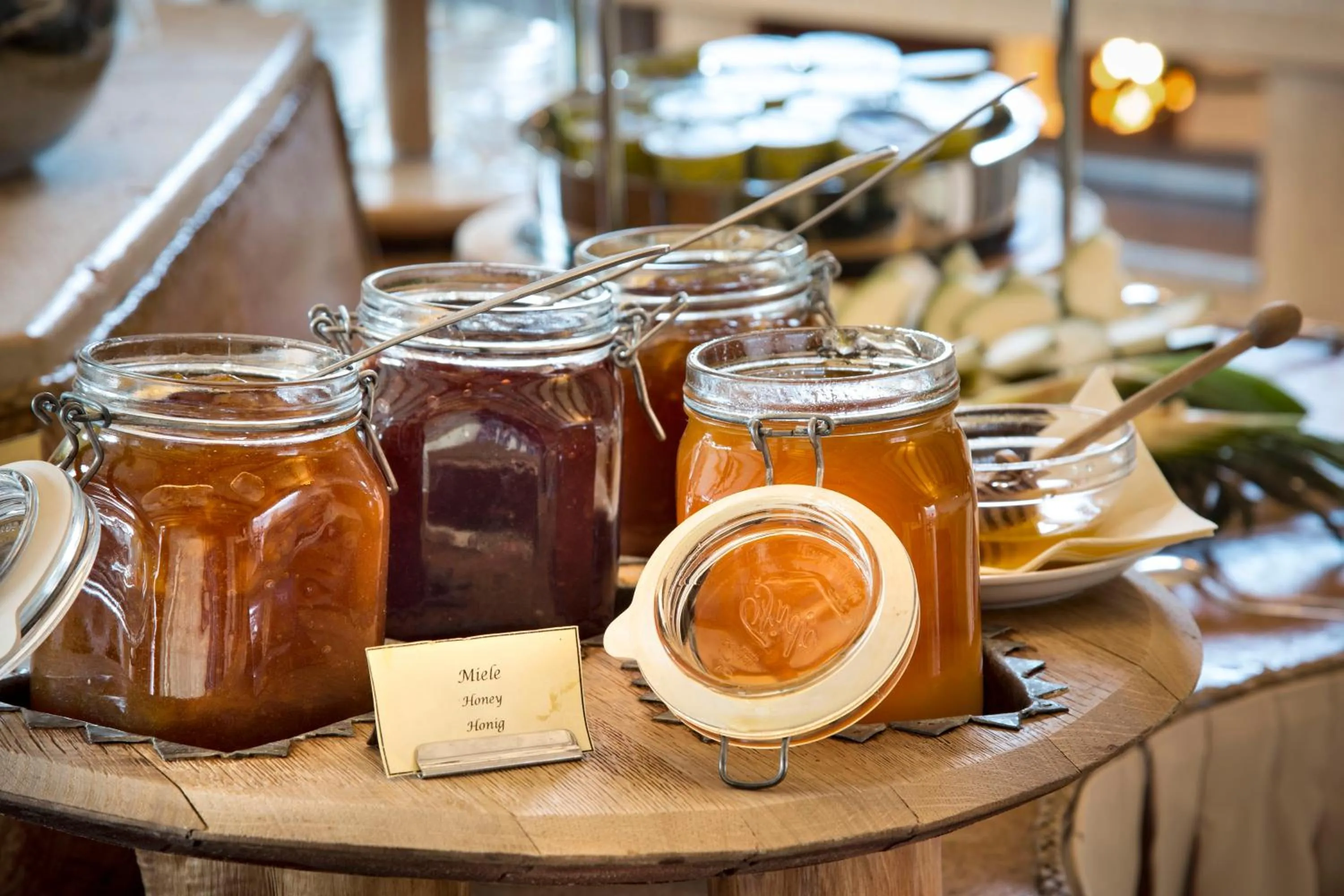 Restaurant/places to eat in Hotel Arathena