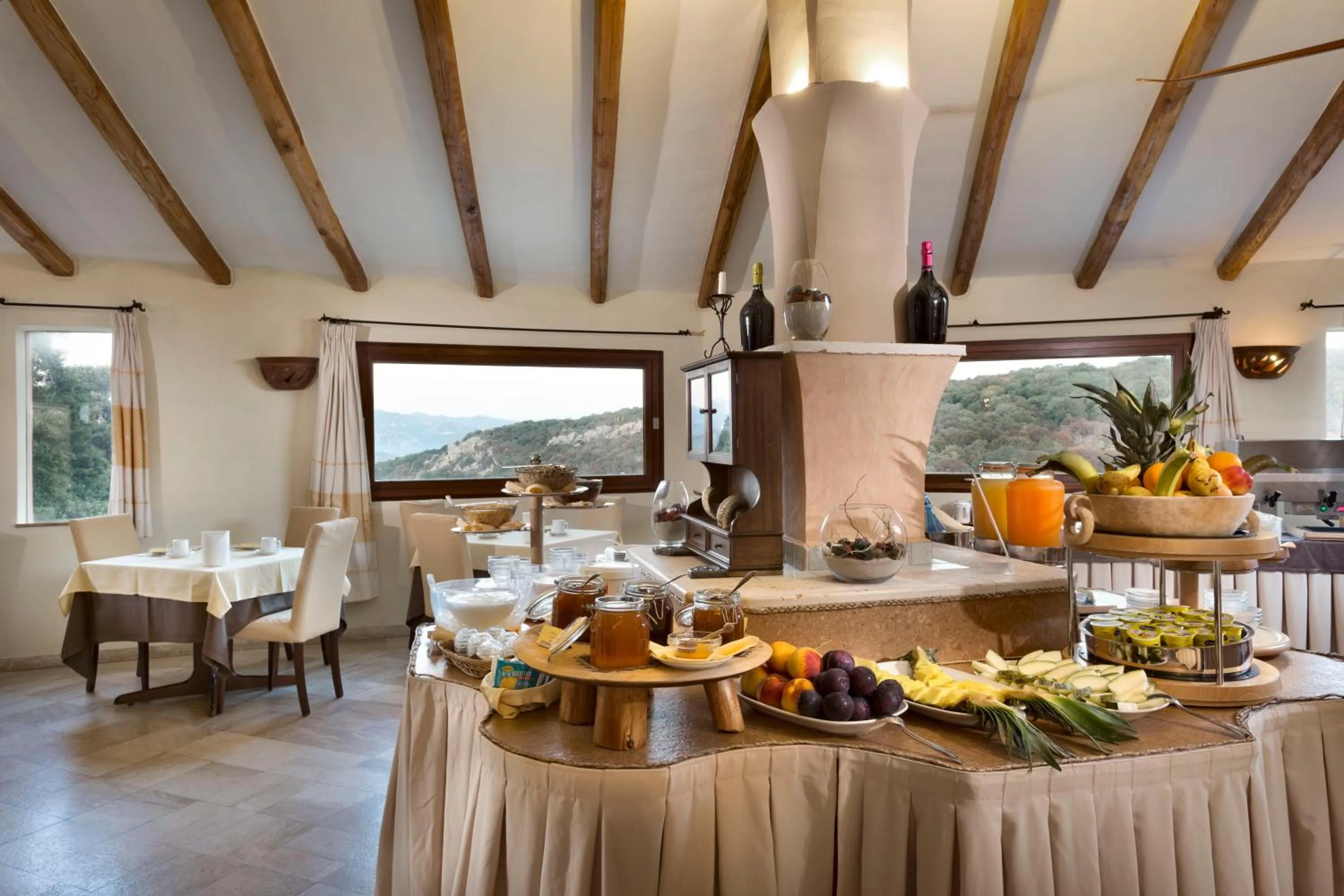 Restaurant/places to eat in Hotel Arathena