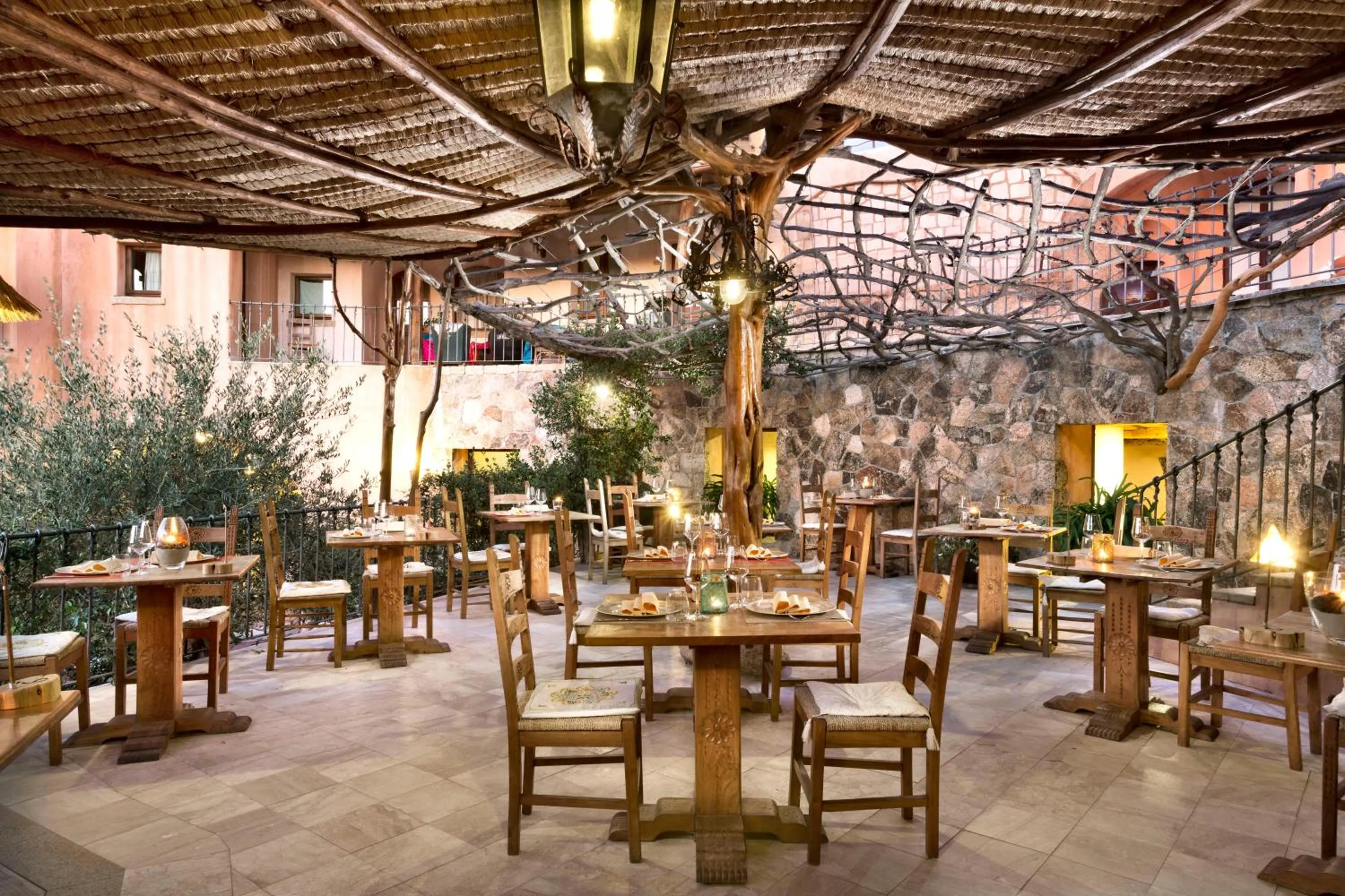 Restaurant/places to eat in Hotel Arathena