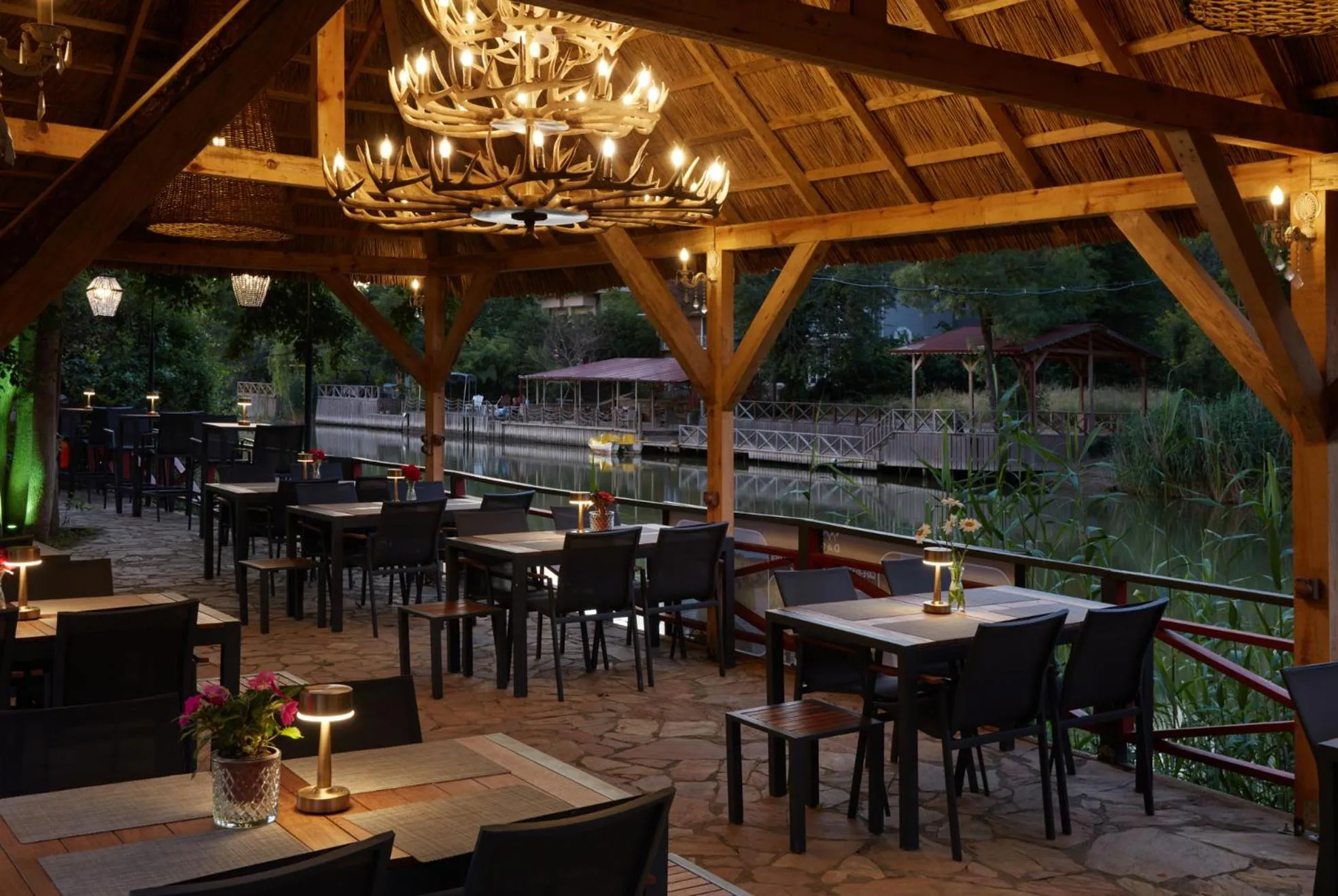 Restaurant/places to eat in Dachas Cove Hotel