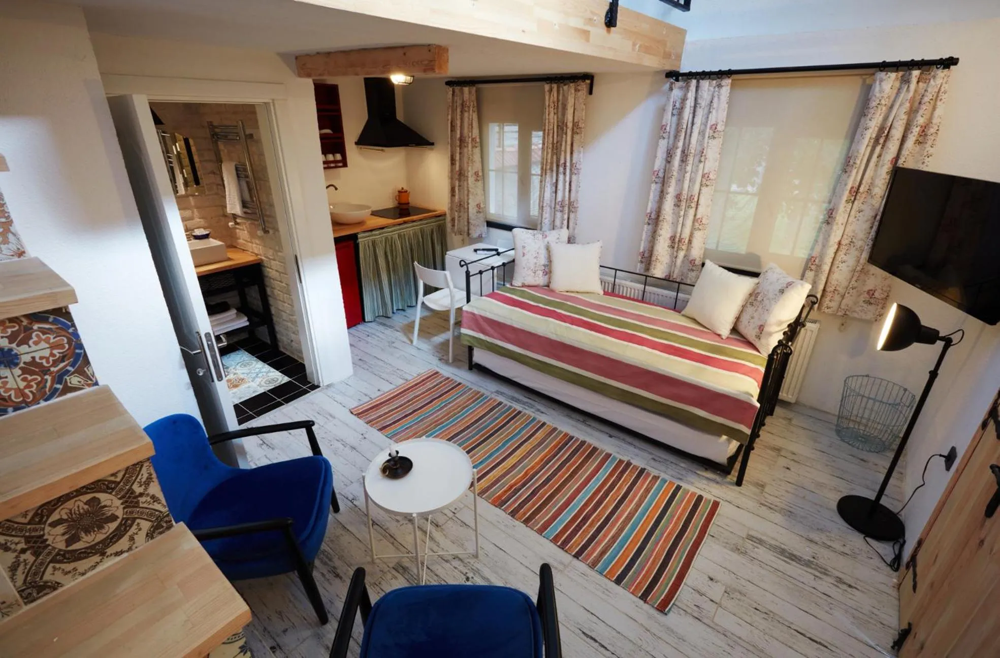 Communal lounge/ TV room, Bed in Dachas Cove Hotel