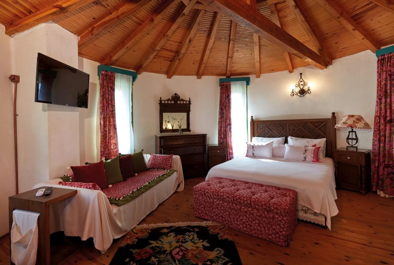 Bed in Dachas Cove Hotel