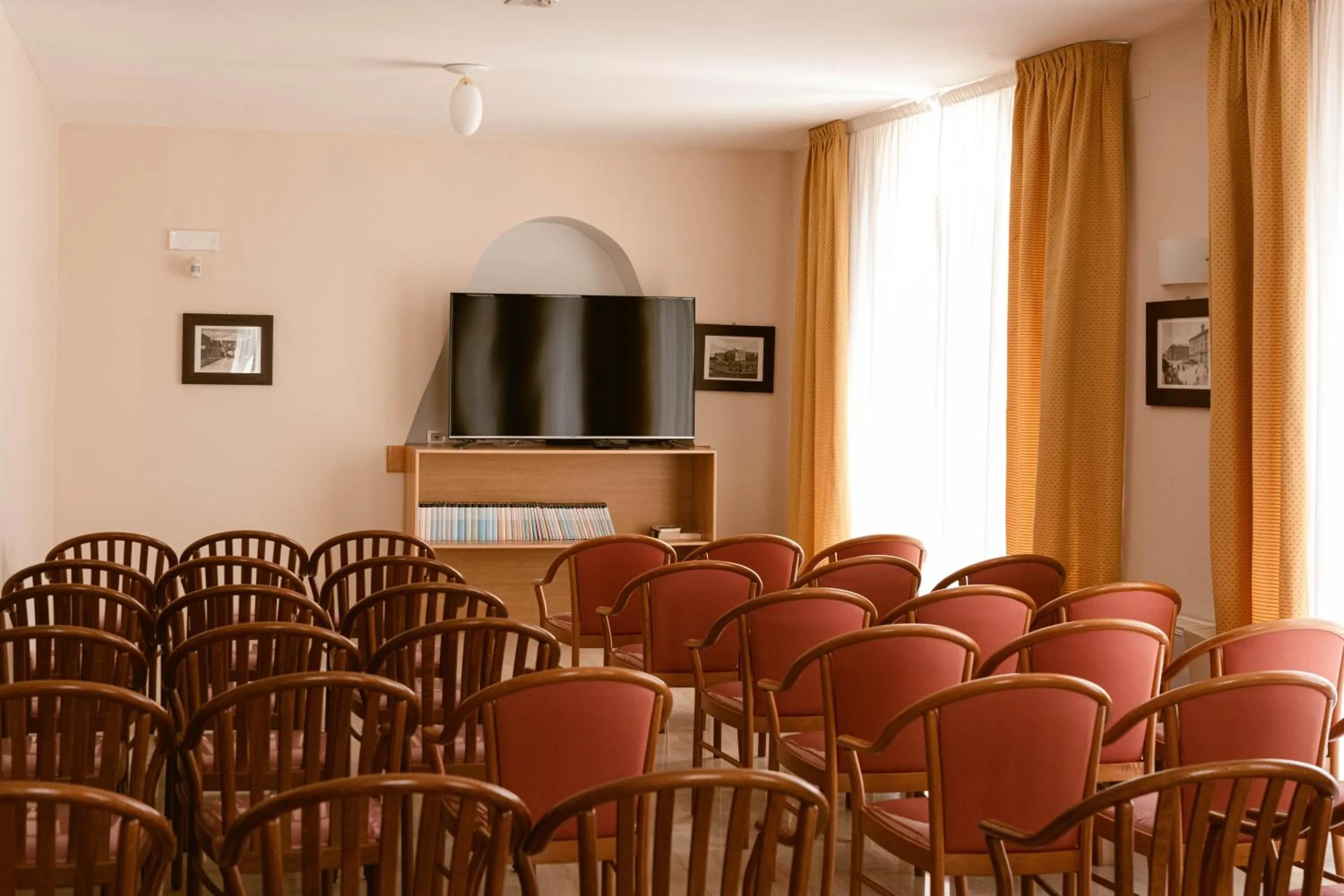 Communal lounge/ TV room in Hotel Degli Aranci
