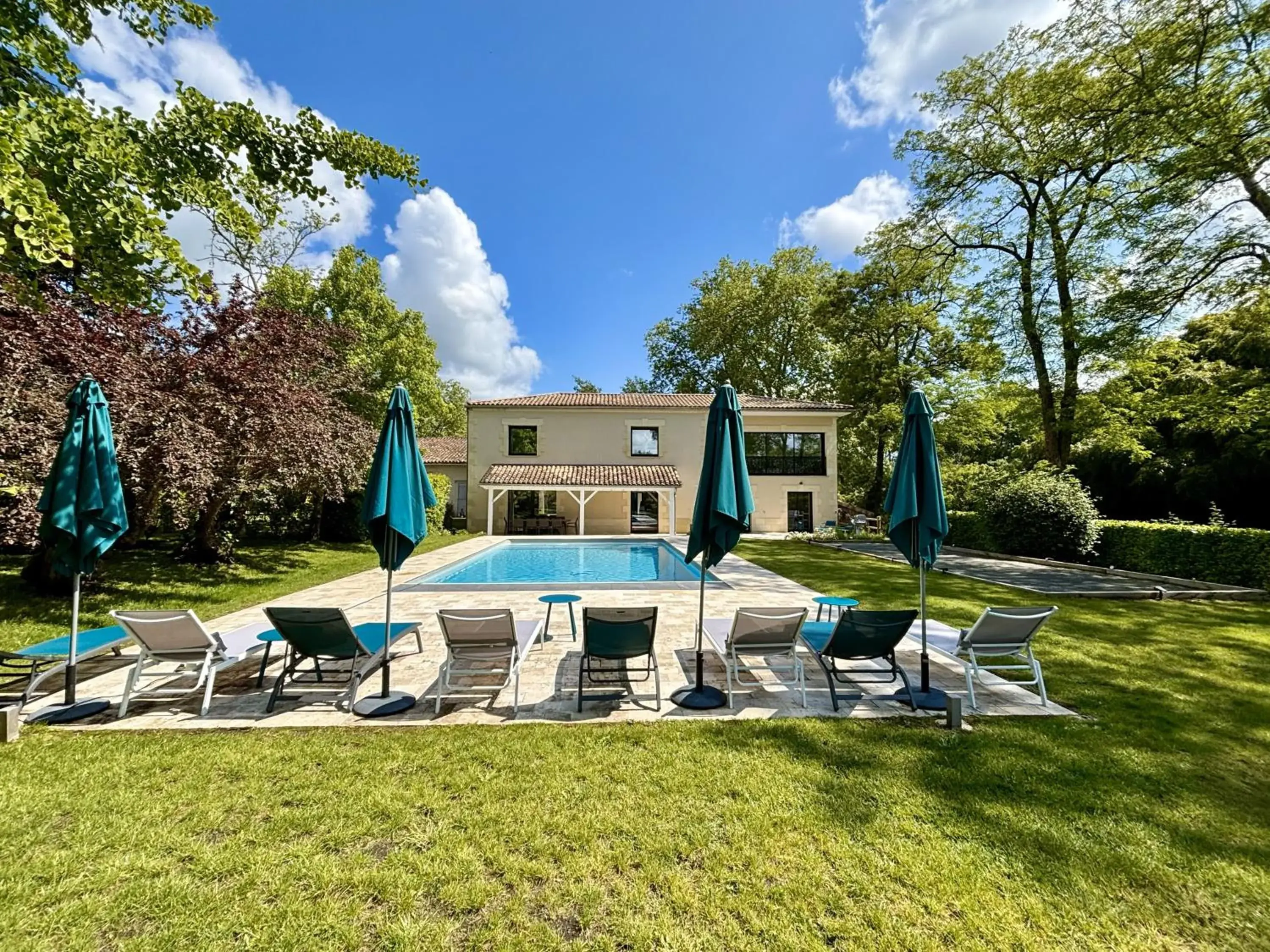 La Maison L'Eperon, stylish 5 star villa surrounded by vineyard near Saint Emilion La Maison L'Eperon, stylish 5 star villa surrounded by vineyard near Saint Emilion
