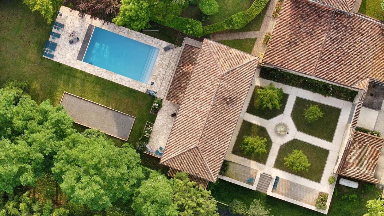 La Maison L'Eperon, stylish 5 star villa surrounded by vineyard near Saint Emilion