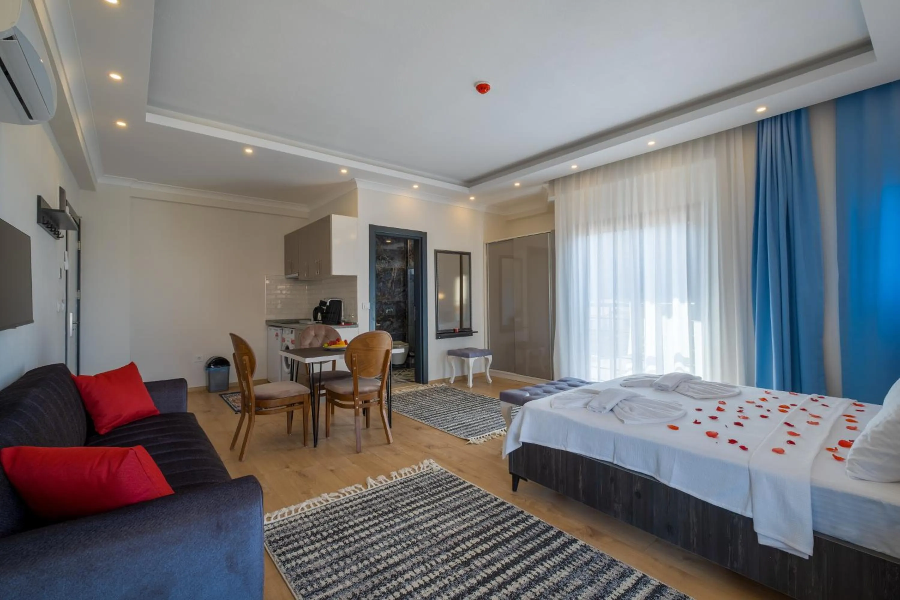 Dining area, Bed in Tanrise City House