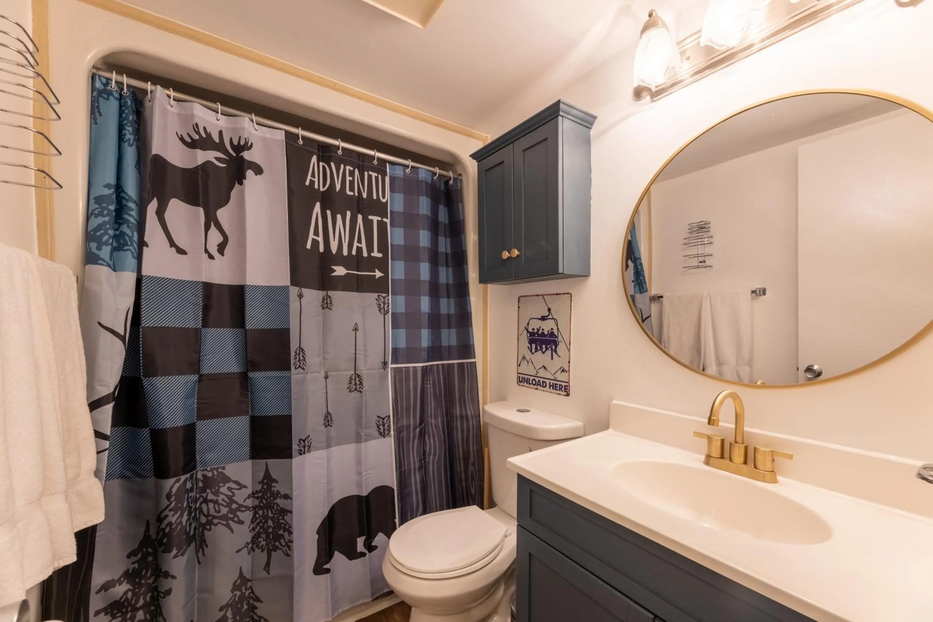 Bathroom in Snowshoe Ski-in & Ski-out at Silvercreek Resort - Family friendly, jacuzzi, hot tub, mountain views