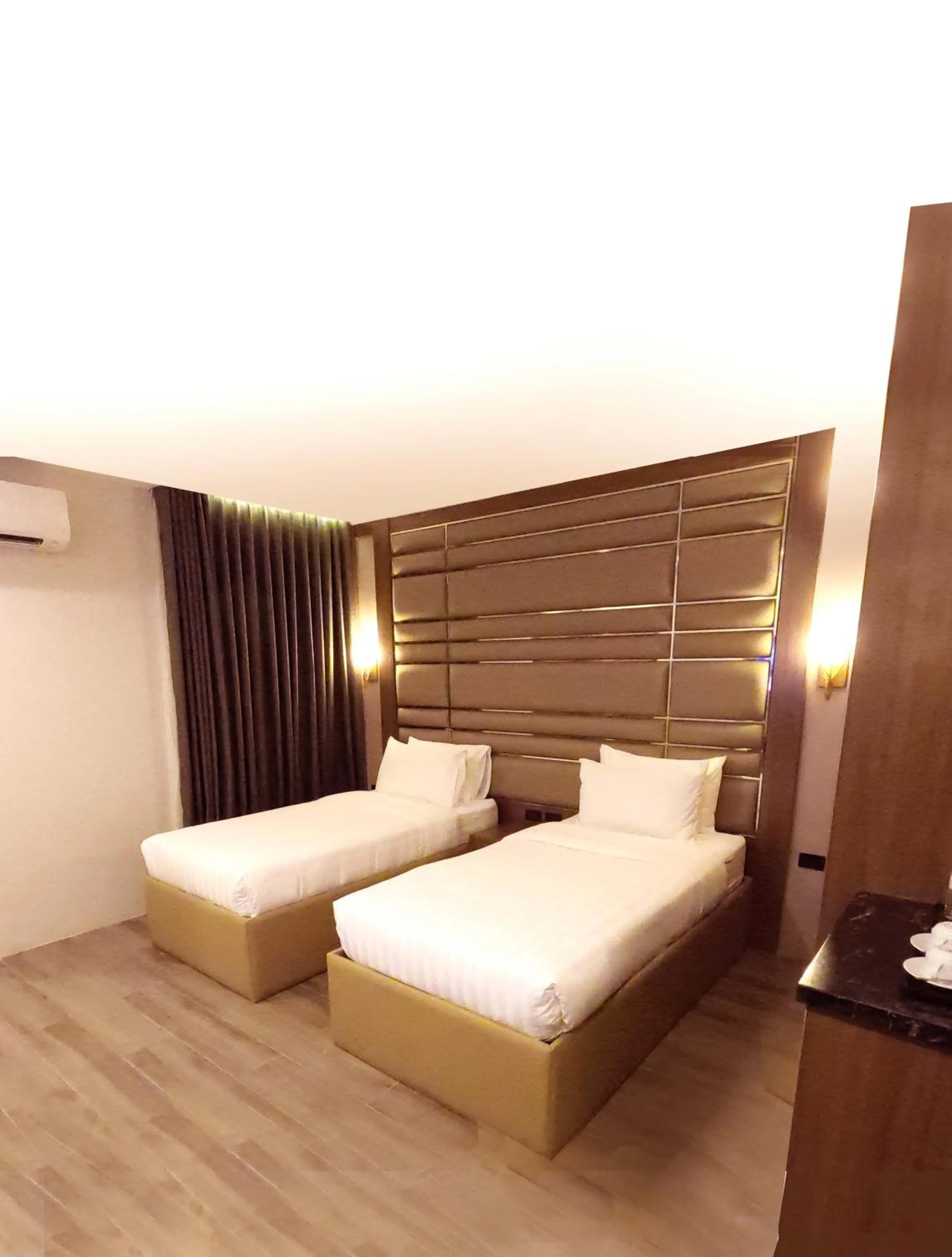 Bed in El Vistra Hotel Angeles