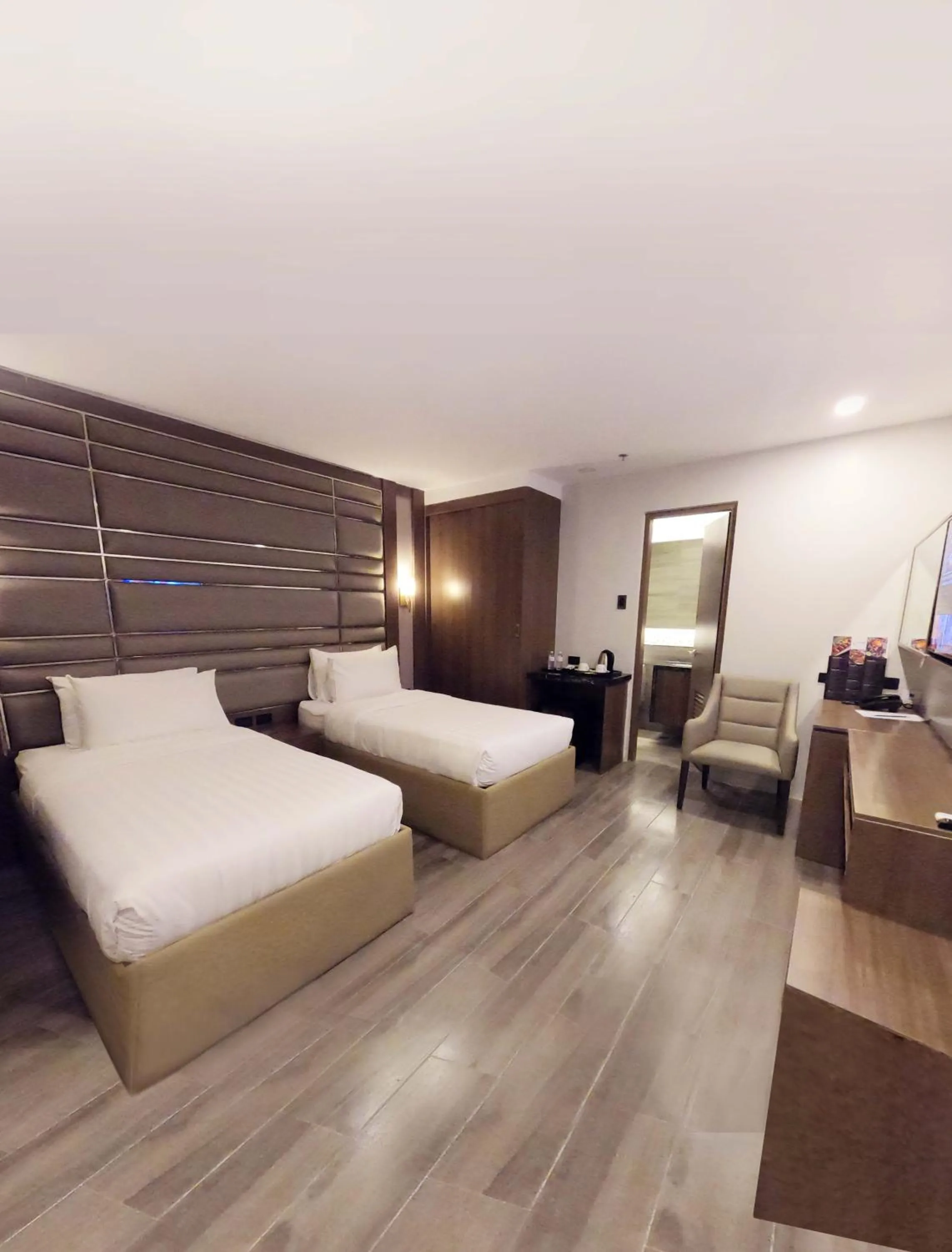 Photo of the whole room, Bed in El Vistra Hotel Angeles