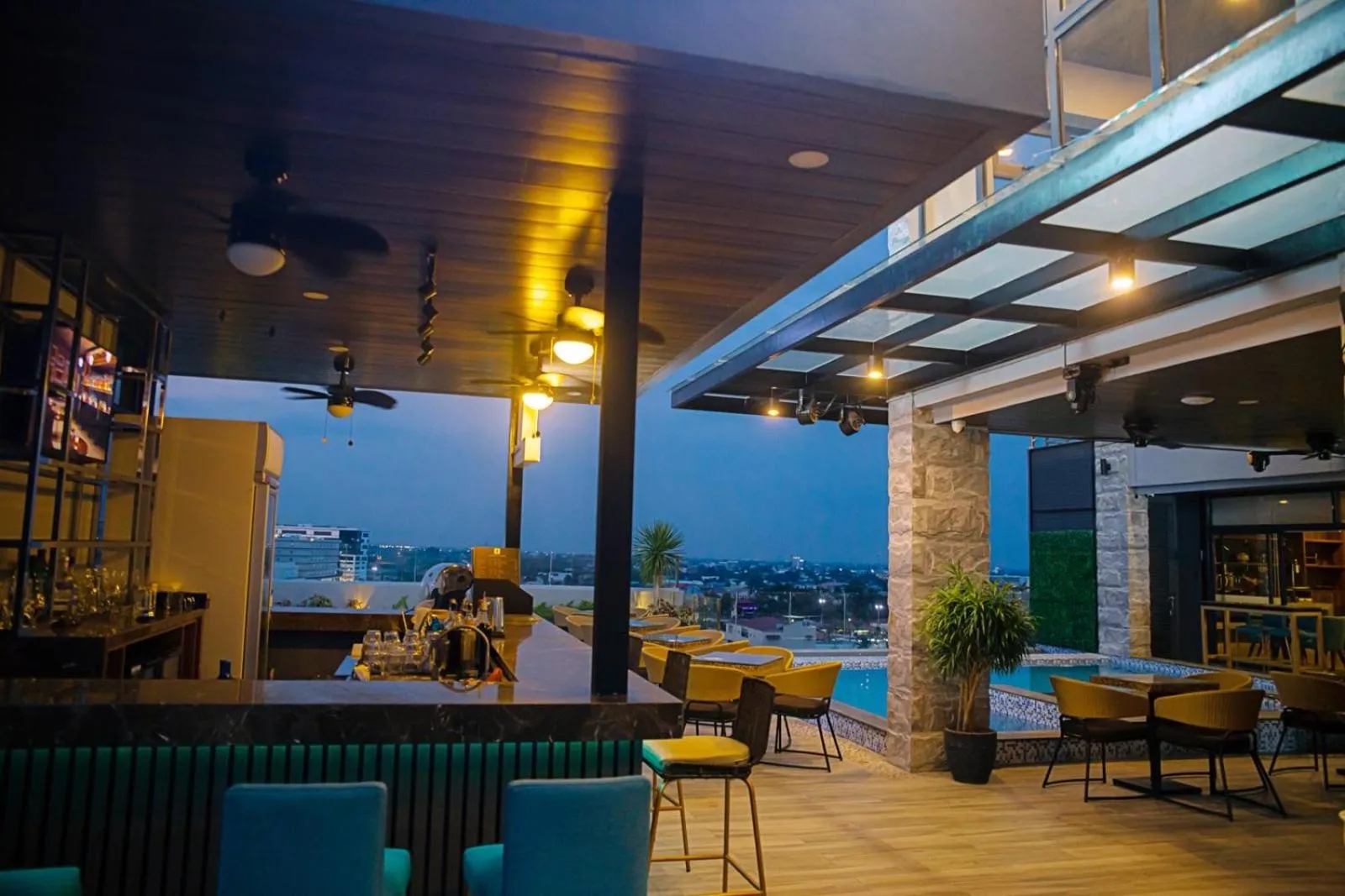 Restaurant/places to eat in El Vistra Hotel Angeles