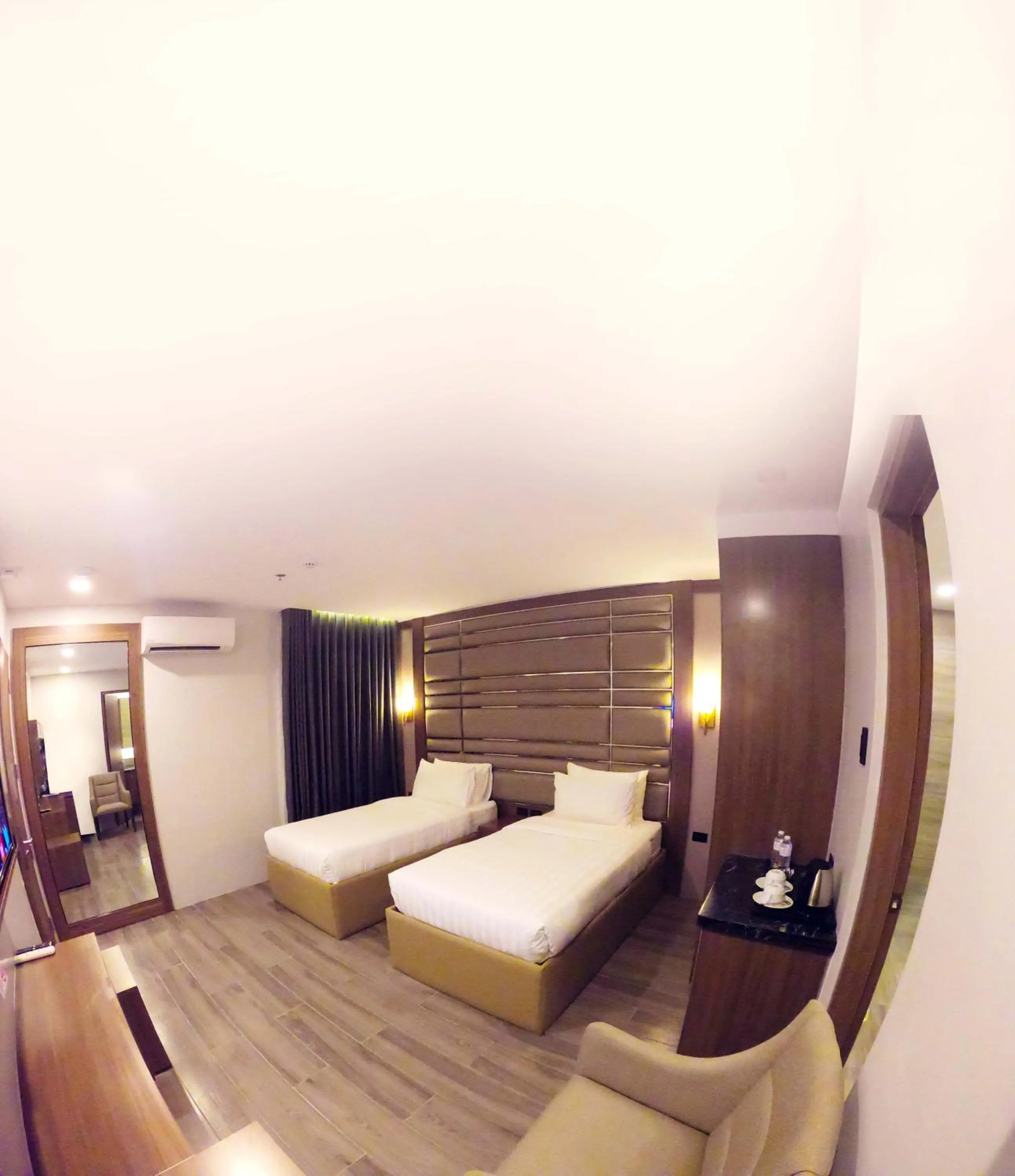 Bathroom, Bed in El Vistra Hotel Angeles