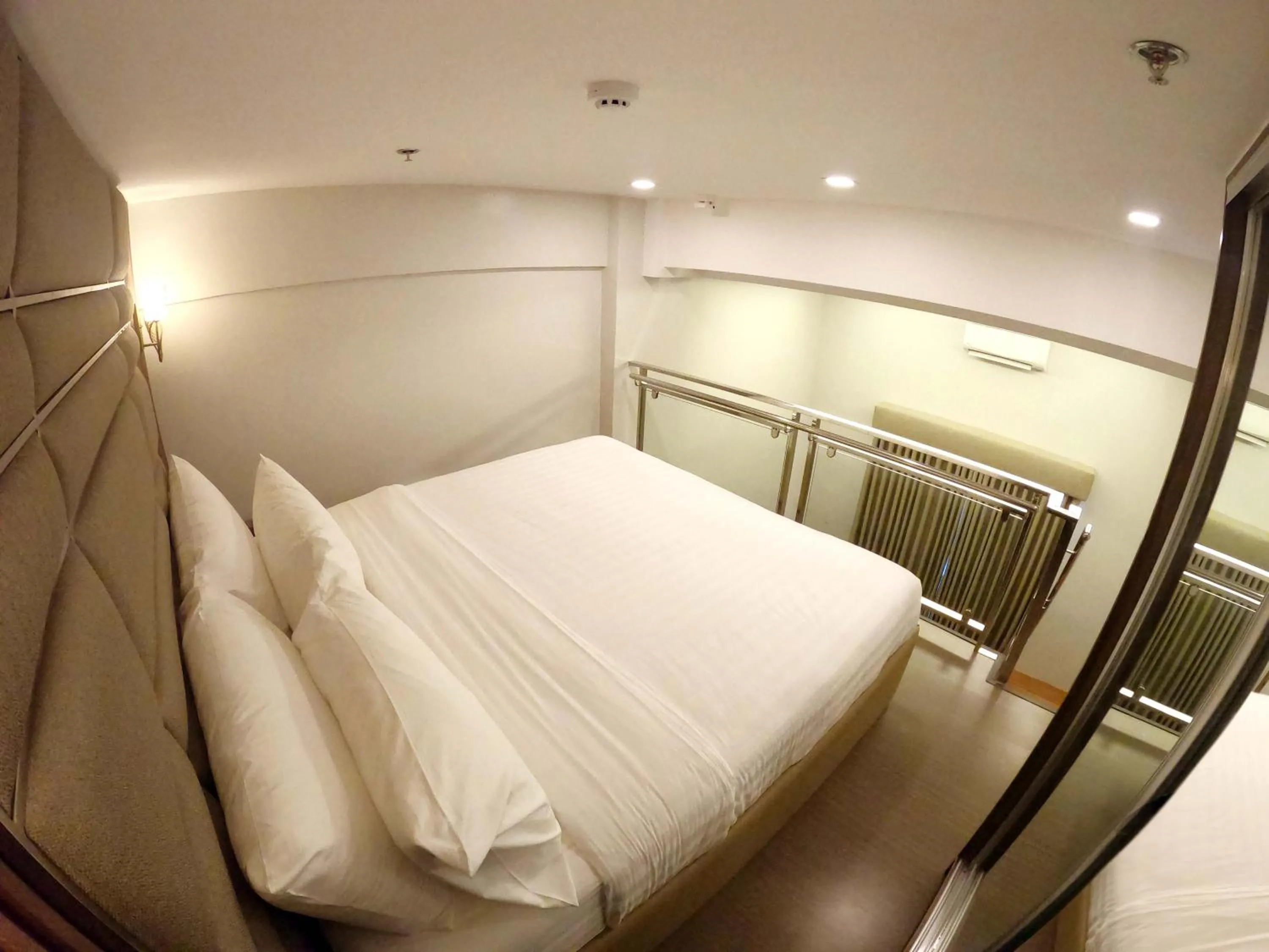 Bed in El Vistra Hotel Angeles