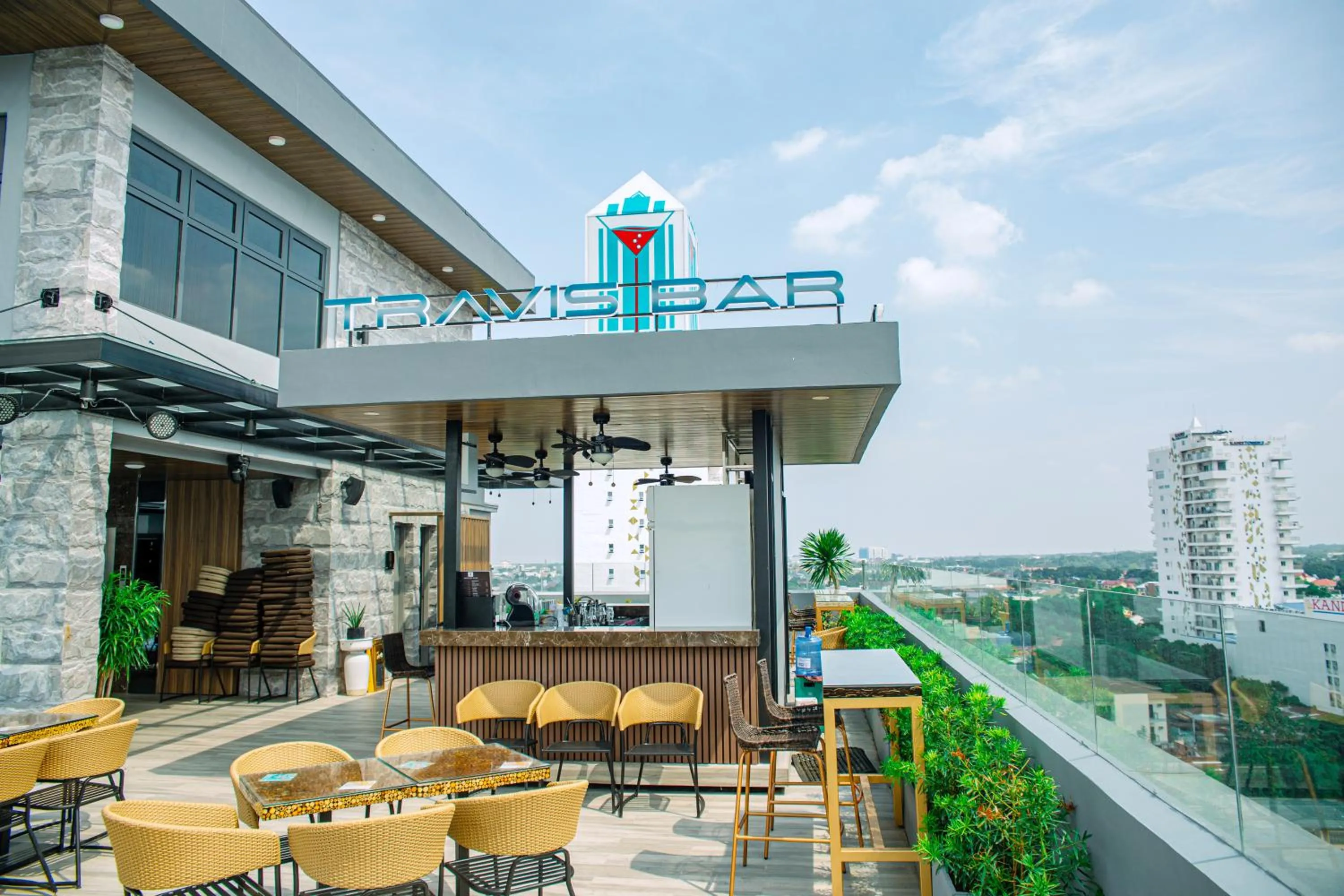 Property building in El Vistra Hotel Angeles