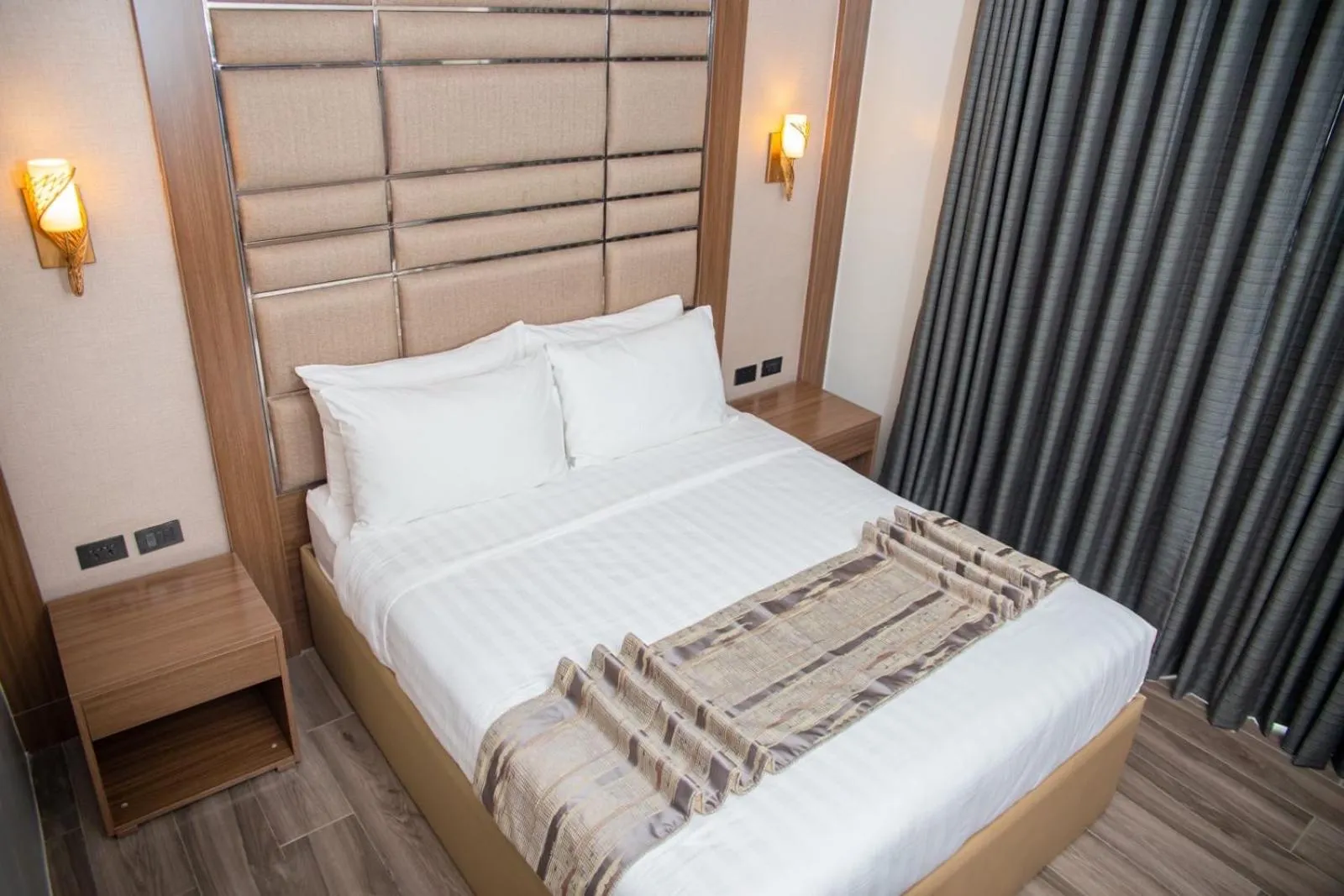 Bed in El Vistra Hotel Angeles