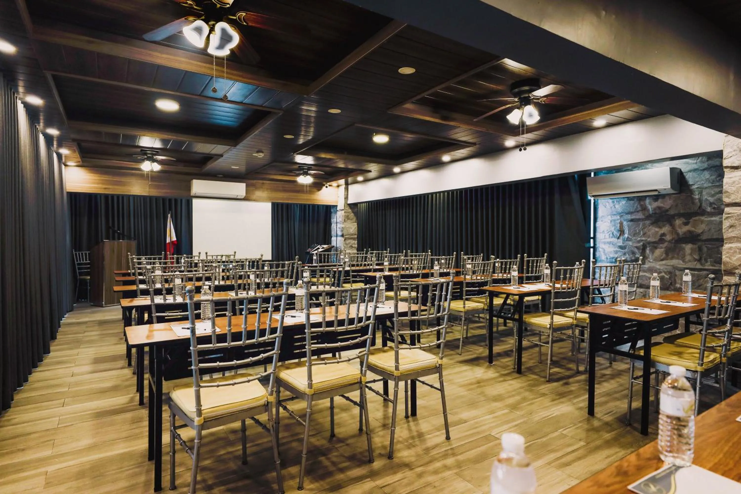 Banquet/Function facilities in El Vistra Hotel Angeles