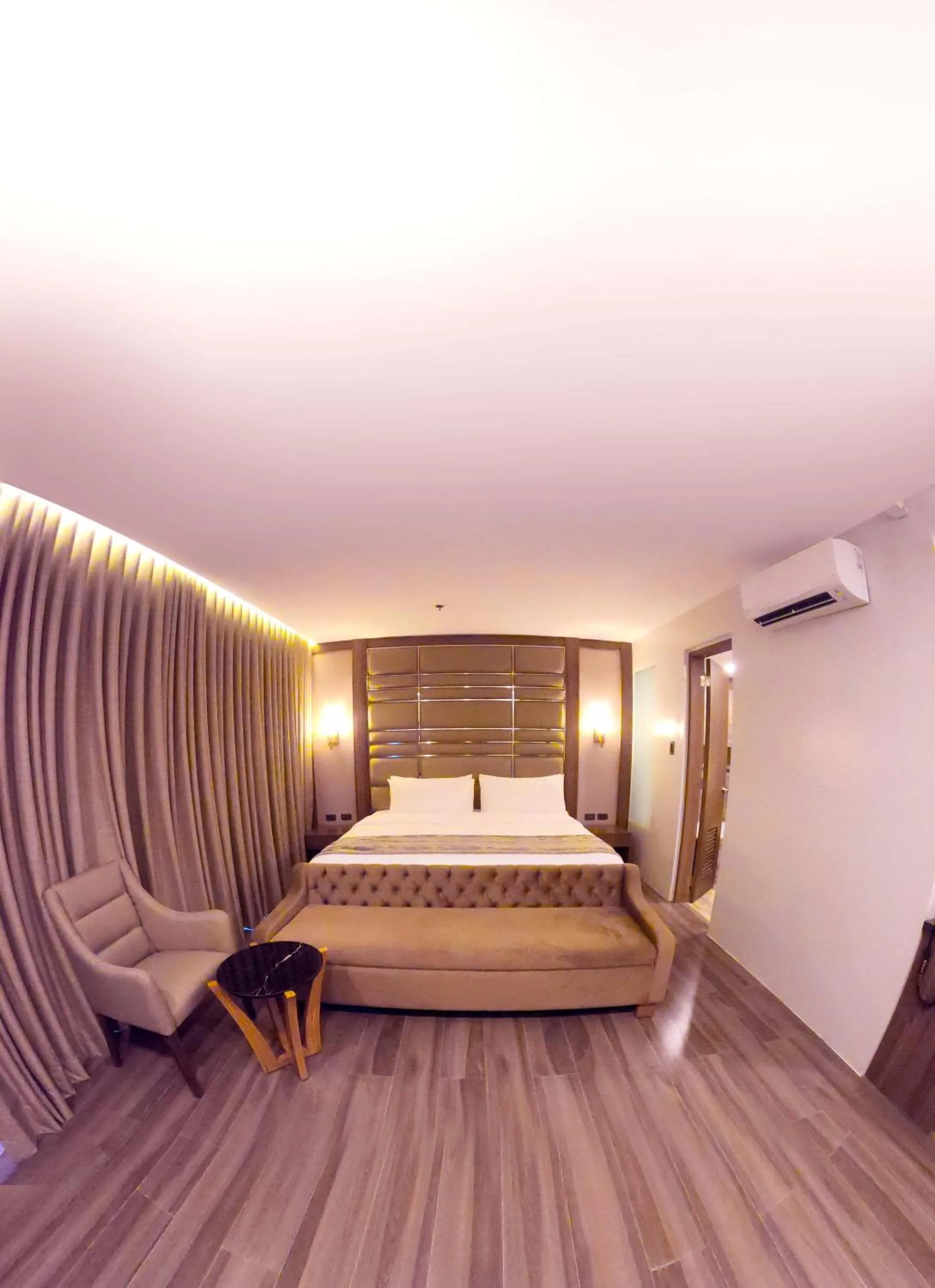 Bed in El Vistra Hotel Angeles