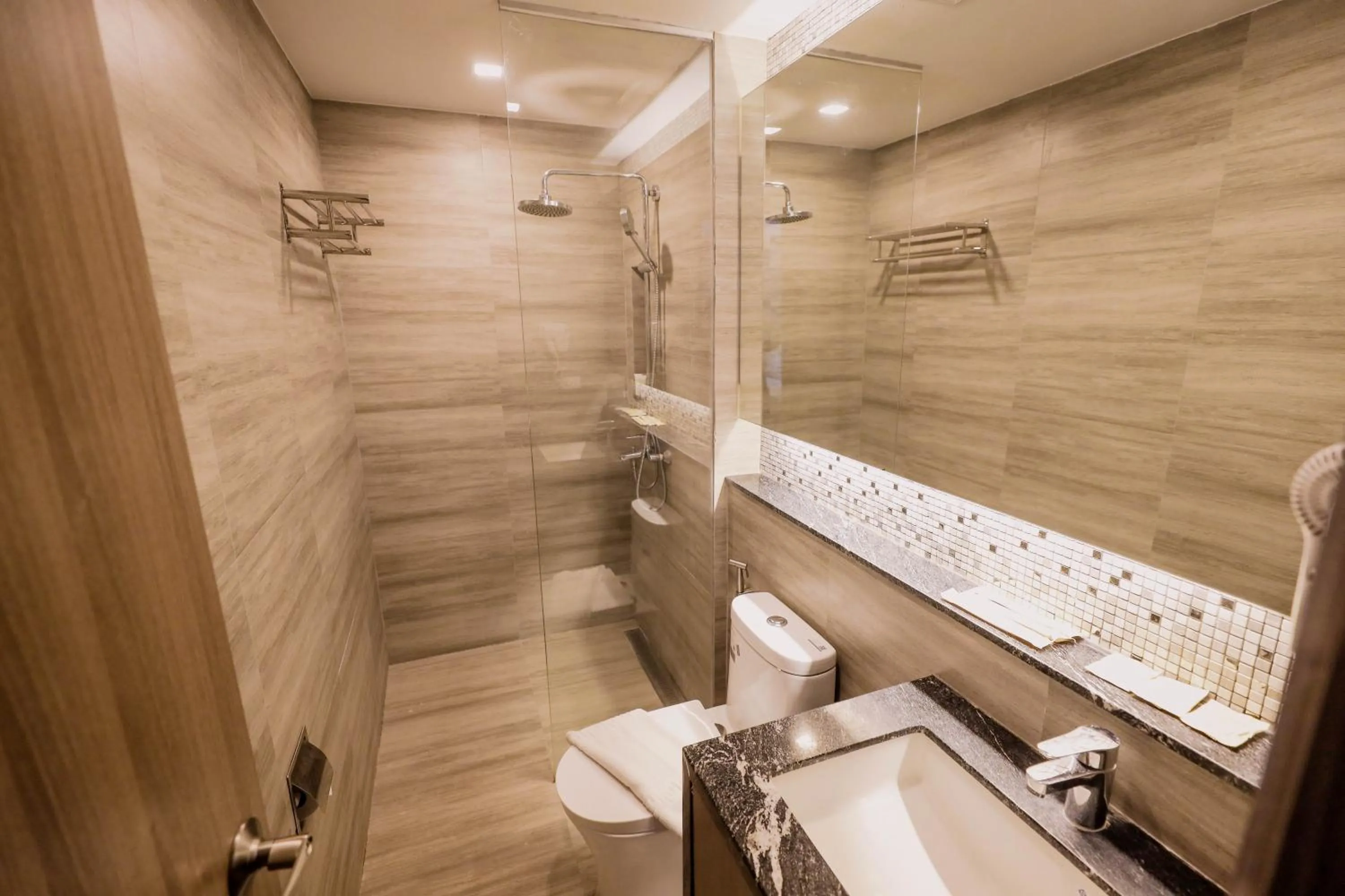 Shower in El Vistra Hotel Angeles