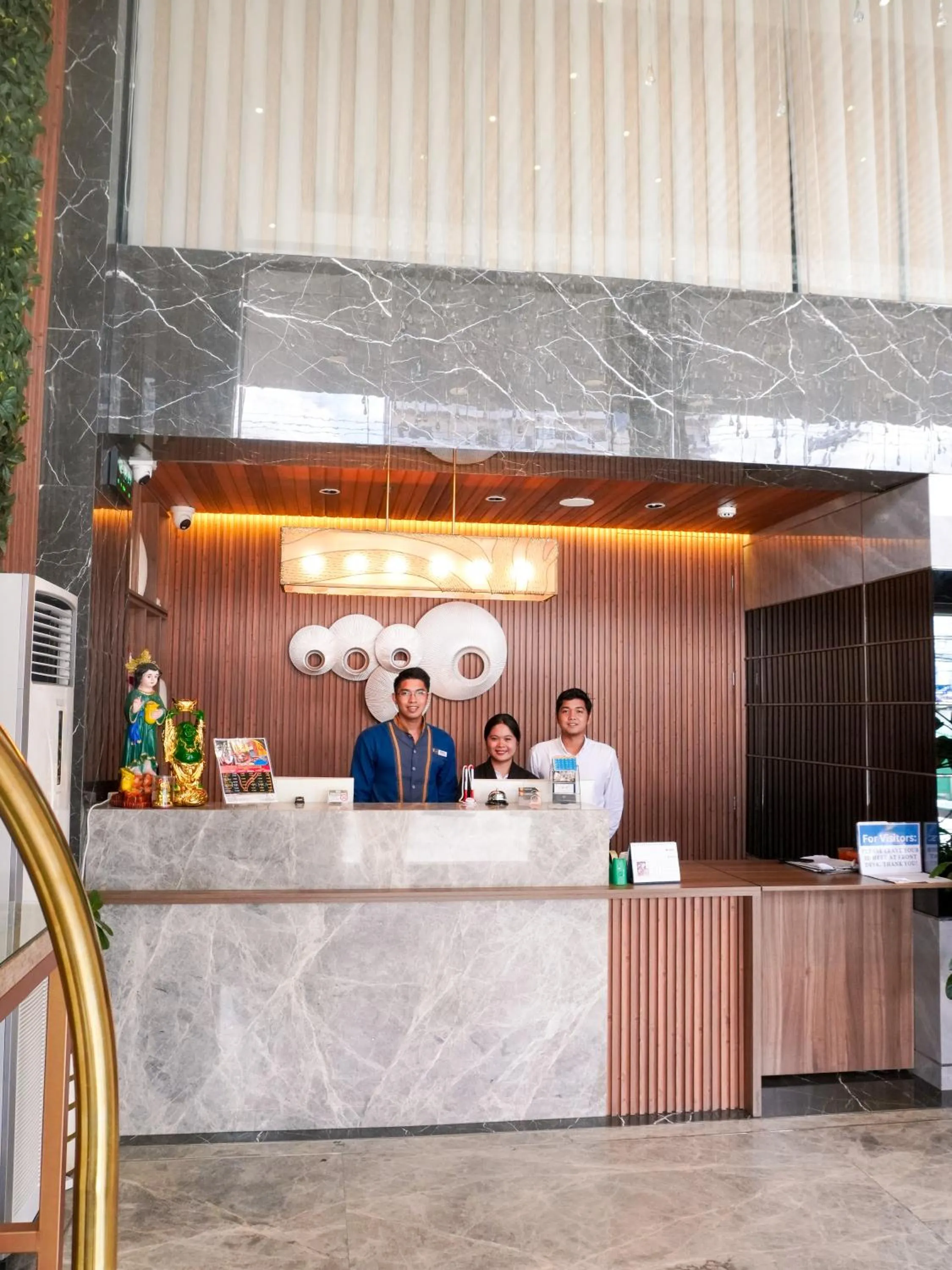 Staff in El Vistra Hotel Angeles