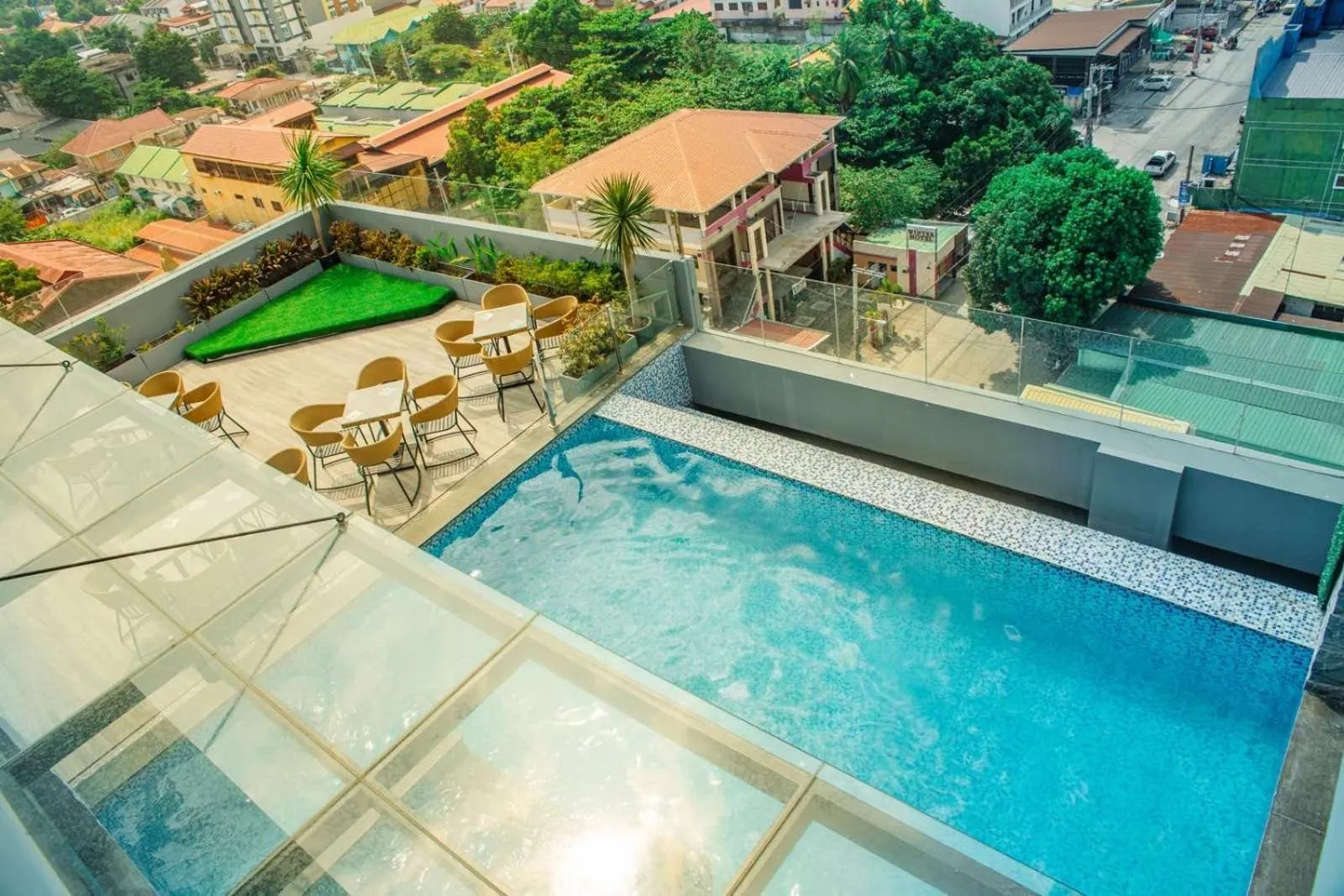 Property building in El Vistra Hotel Angeles