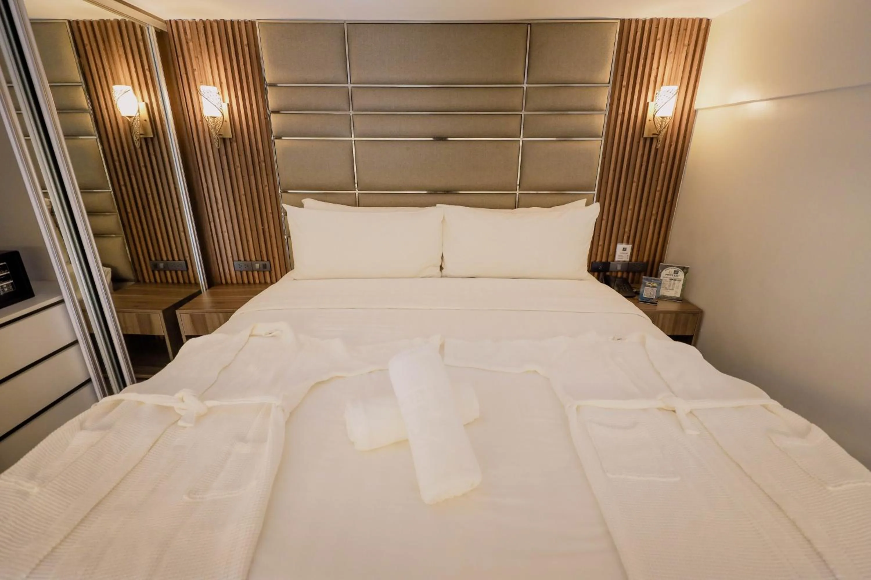 Bed in El Vistra Hotel Angeles