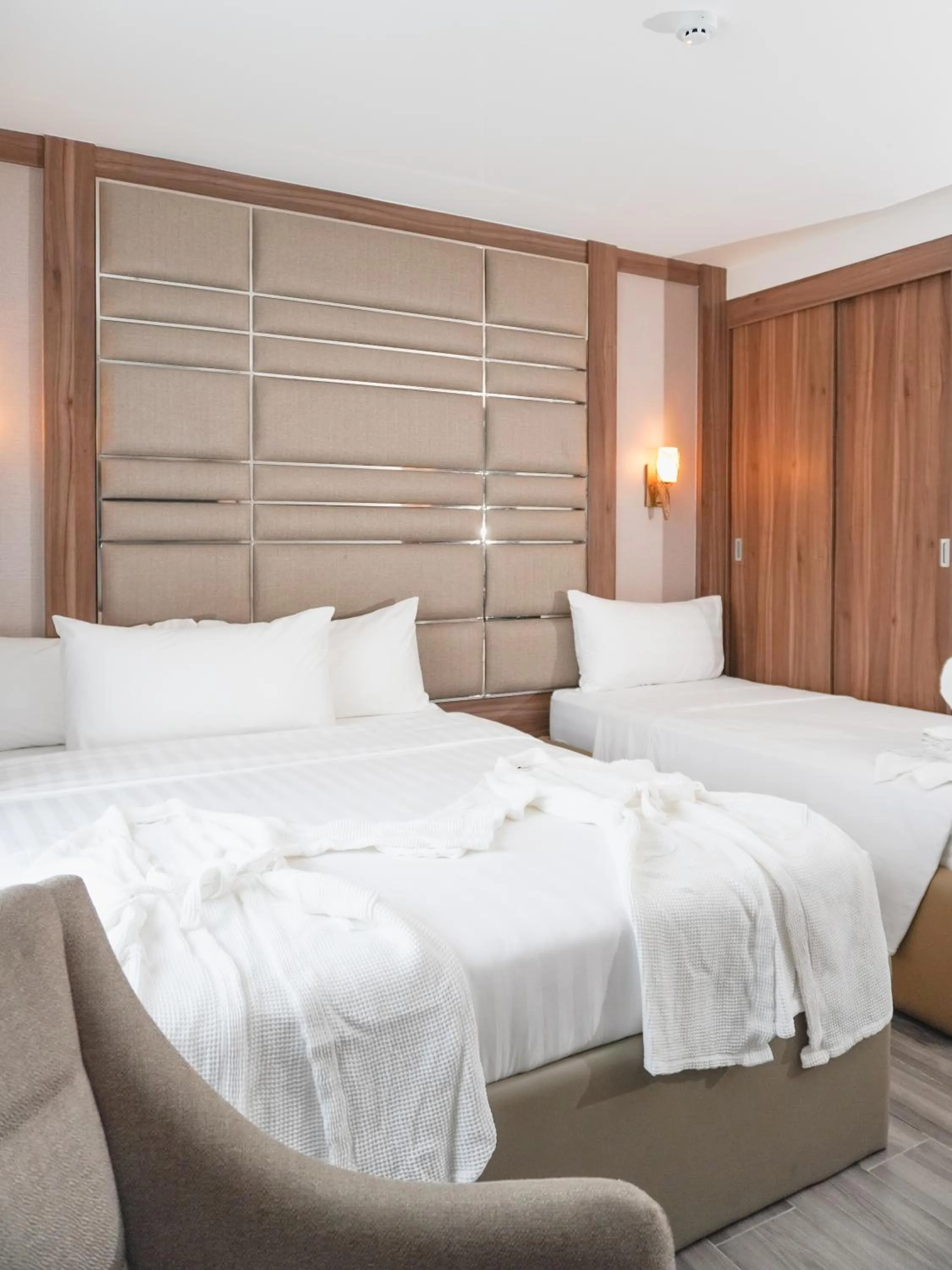 Photo of the whole room, Bed in El Vistra Hotel Angeles