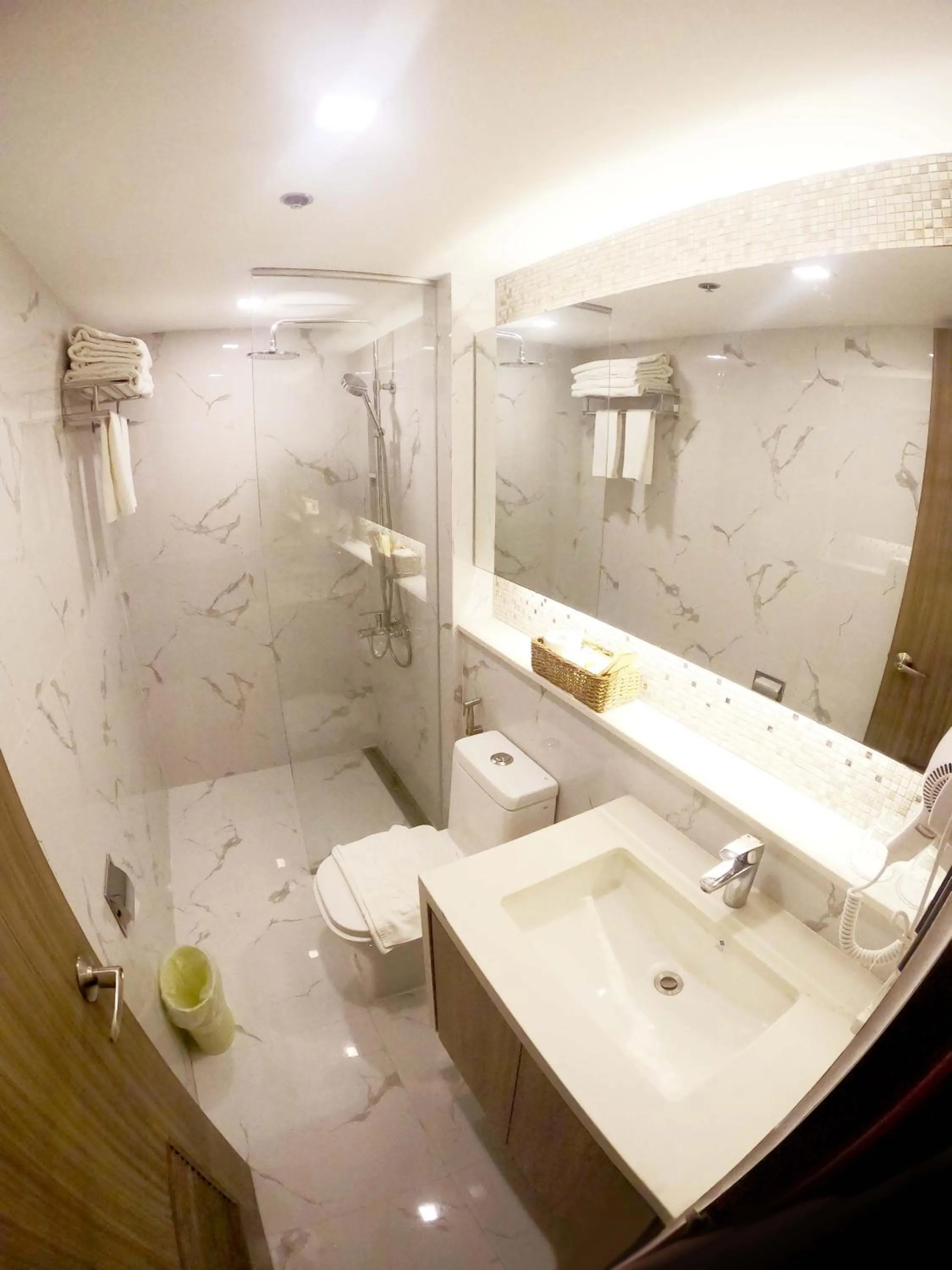 Shower in El Vistra Hotel Angeles