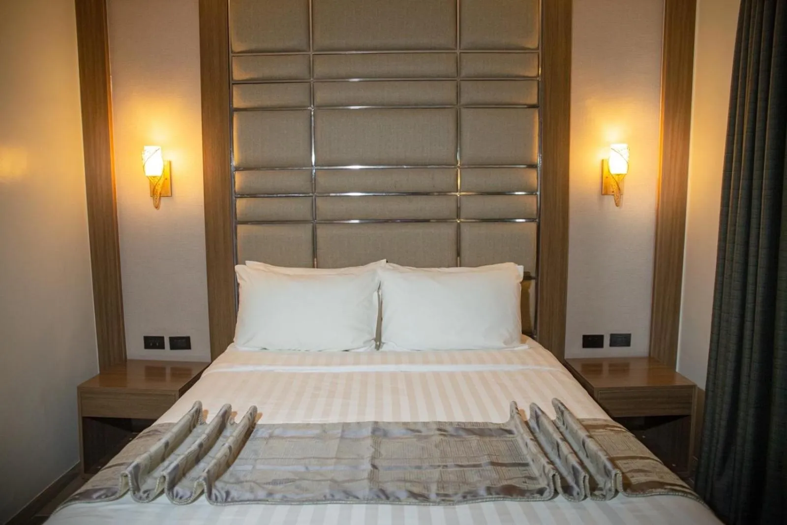 Bed in El Vistra Hotel Angeles