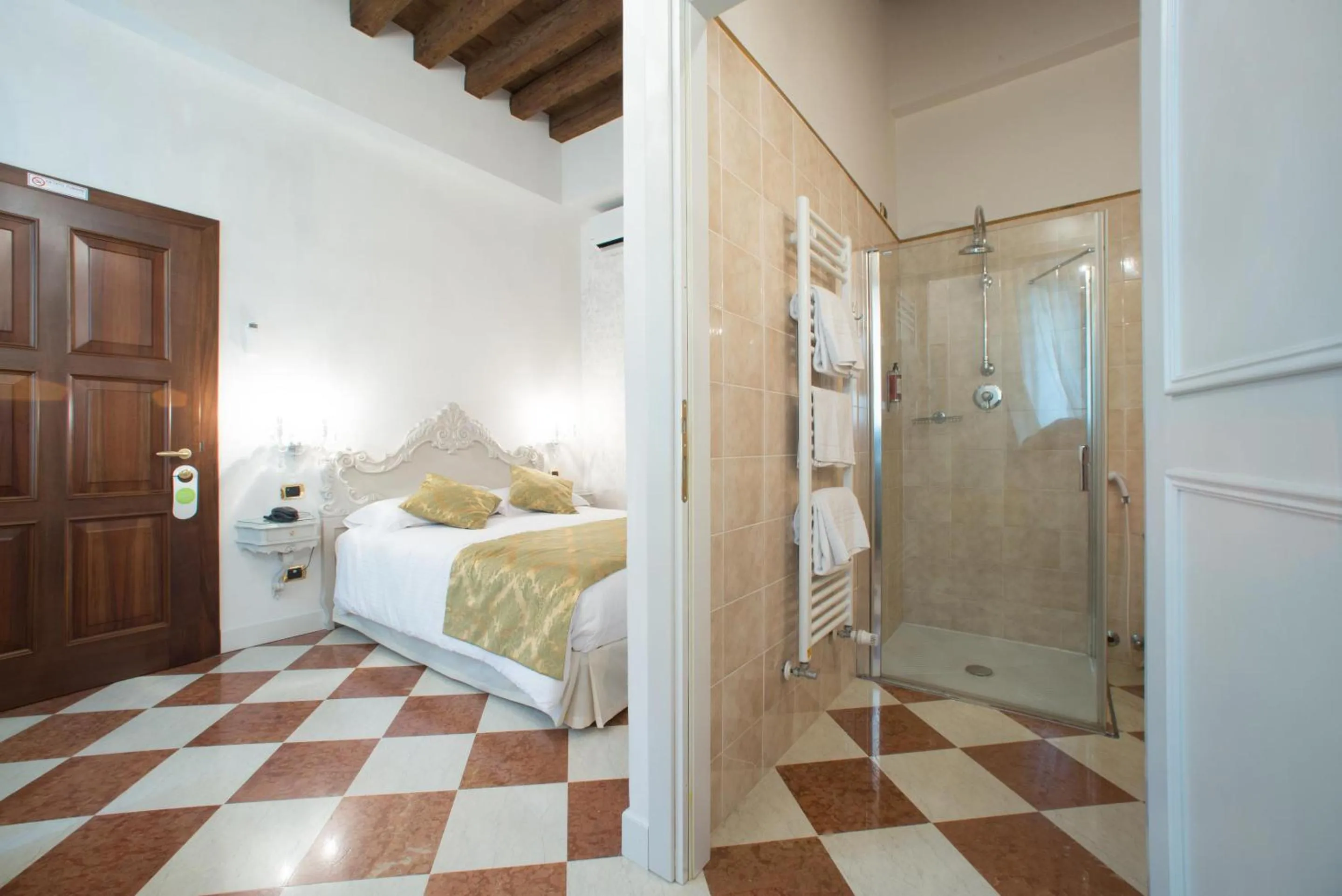 Shower, Bed in Villa Gasparini