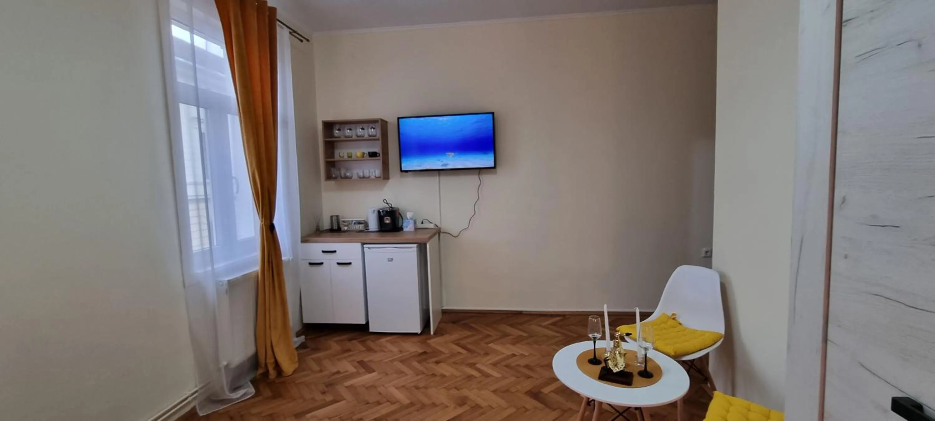 TV and multimedia in Happy Mood Apartments