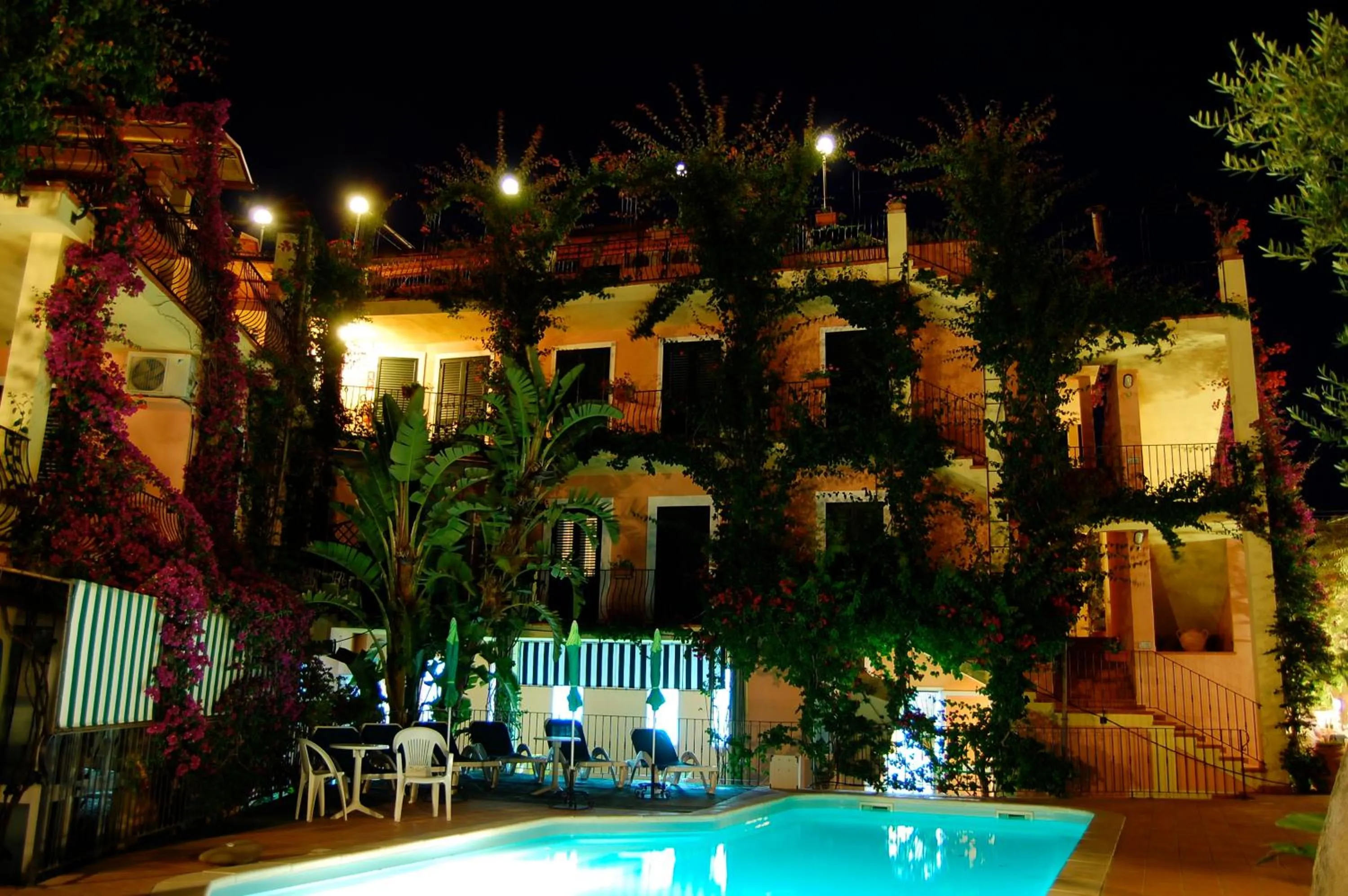 Facade/entrance in Domus De Janas Sul Mare