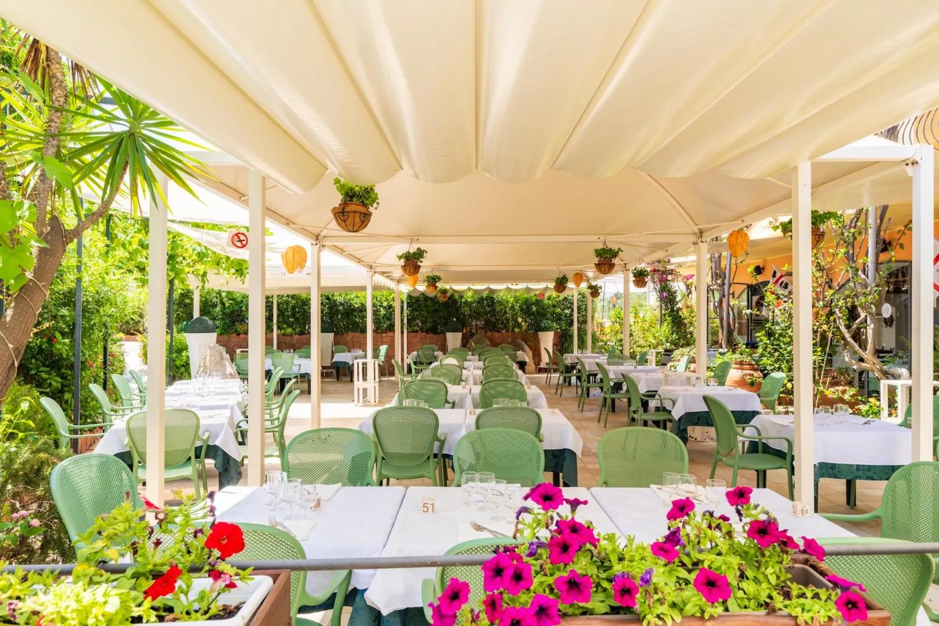 Restaurant/places to eat in Domus De Janas Sul Mare