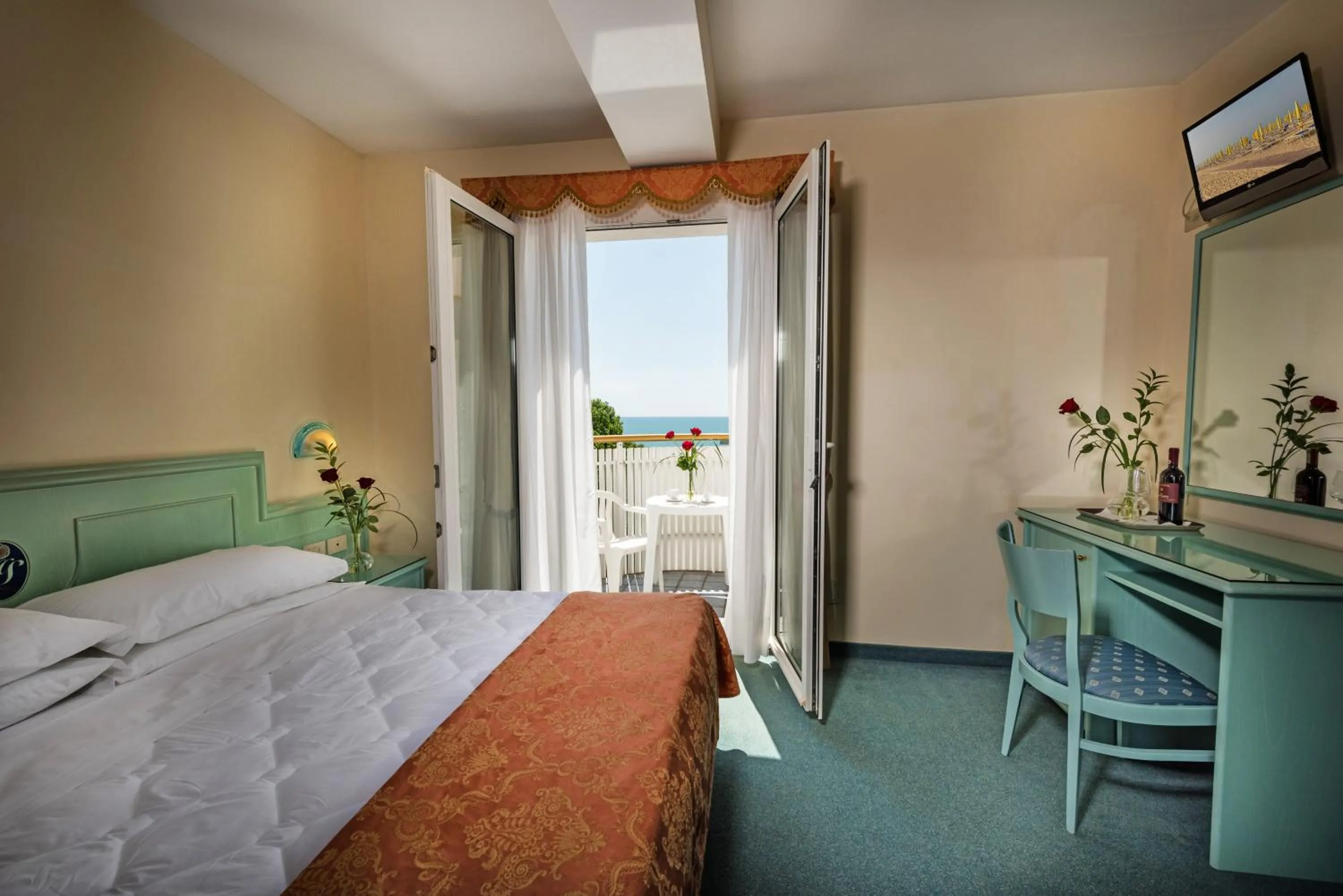 Bed in Salus Smart & Chic Hotel