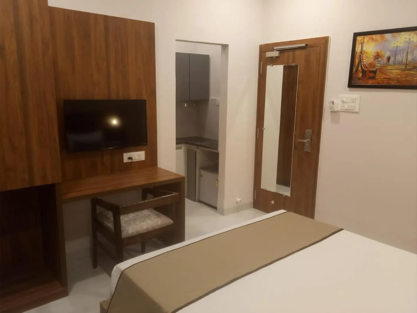 TV and multimedia, Bed in Hotel Mumbai House-LIG Behind CHL Hospital