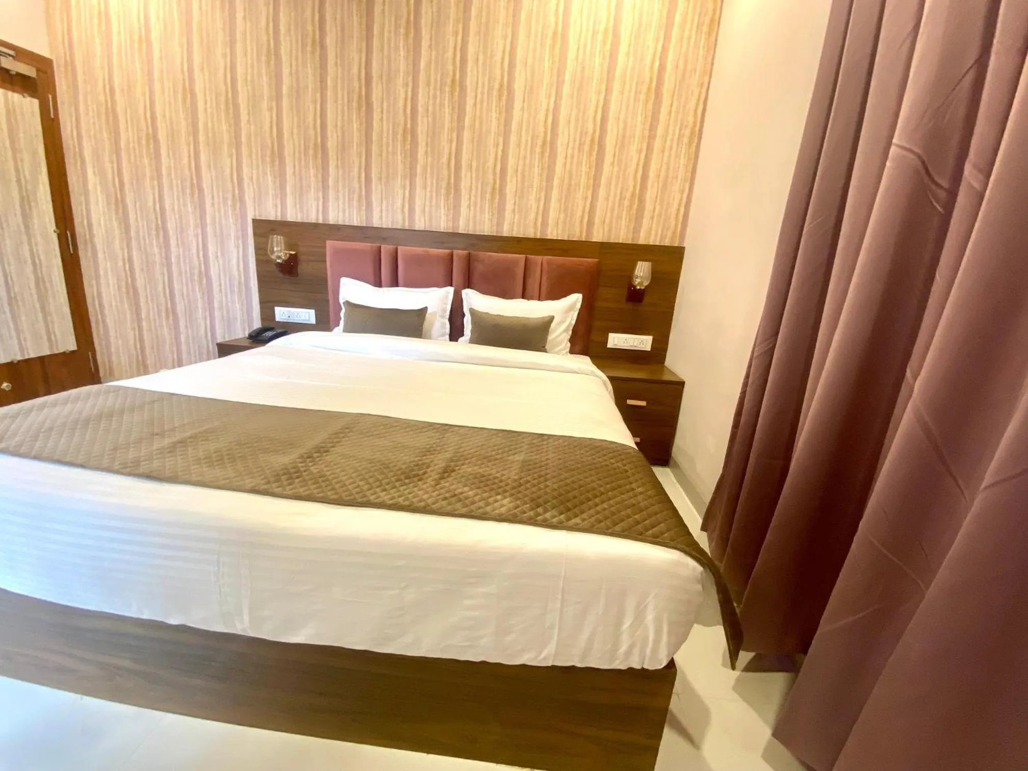 Bedroom, Bed in Hotel Mumbai House-LIG Behind CHL Hospital