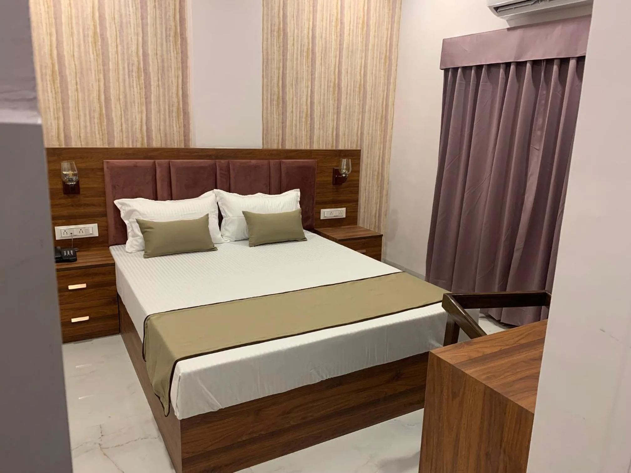 Bedroom, Bed in Hotel Mumbai House-LIG Behind CHL Hospital