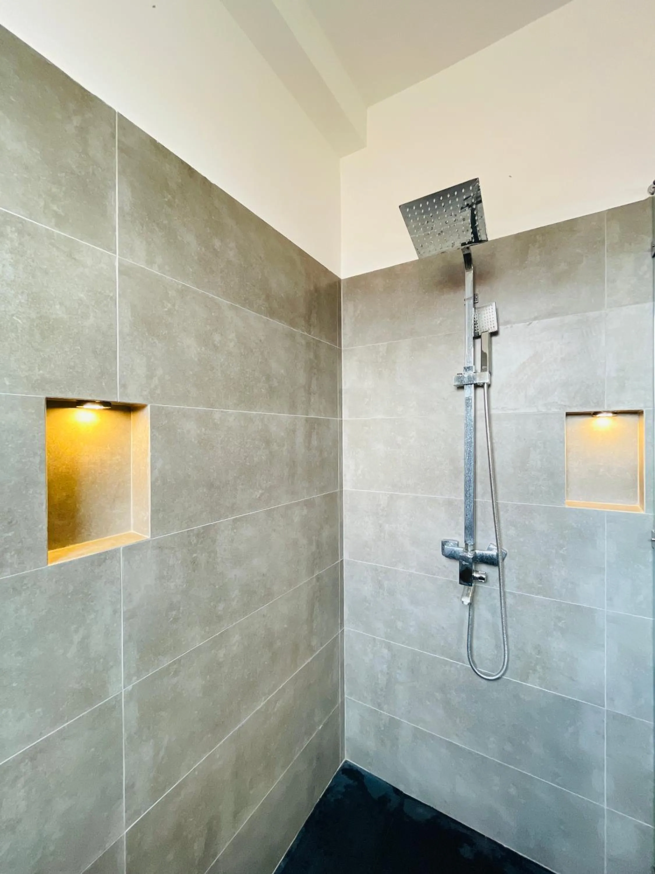 Shower in White House Holiday Resort