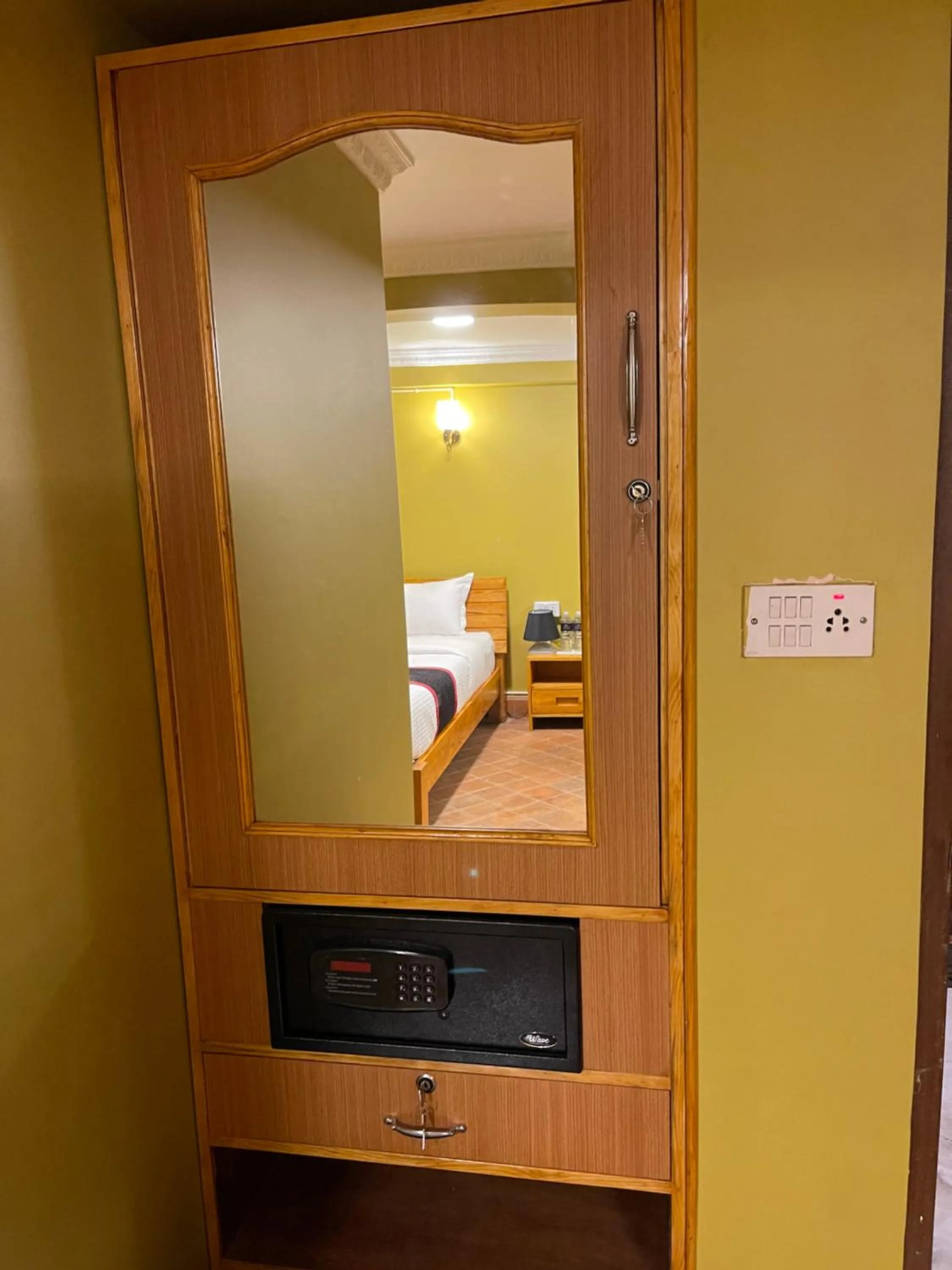 safe, Bed in Hotel Empire & Rooftop Restaurant