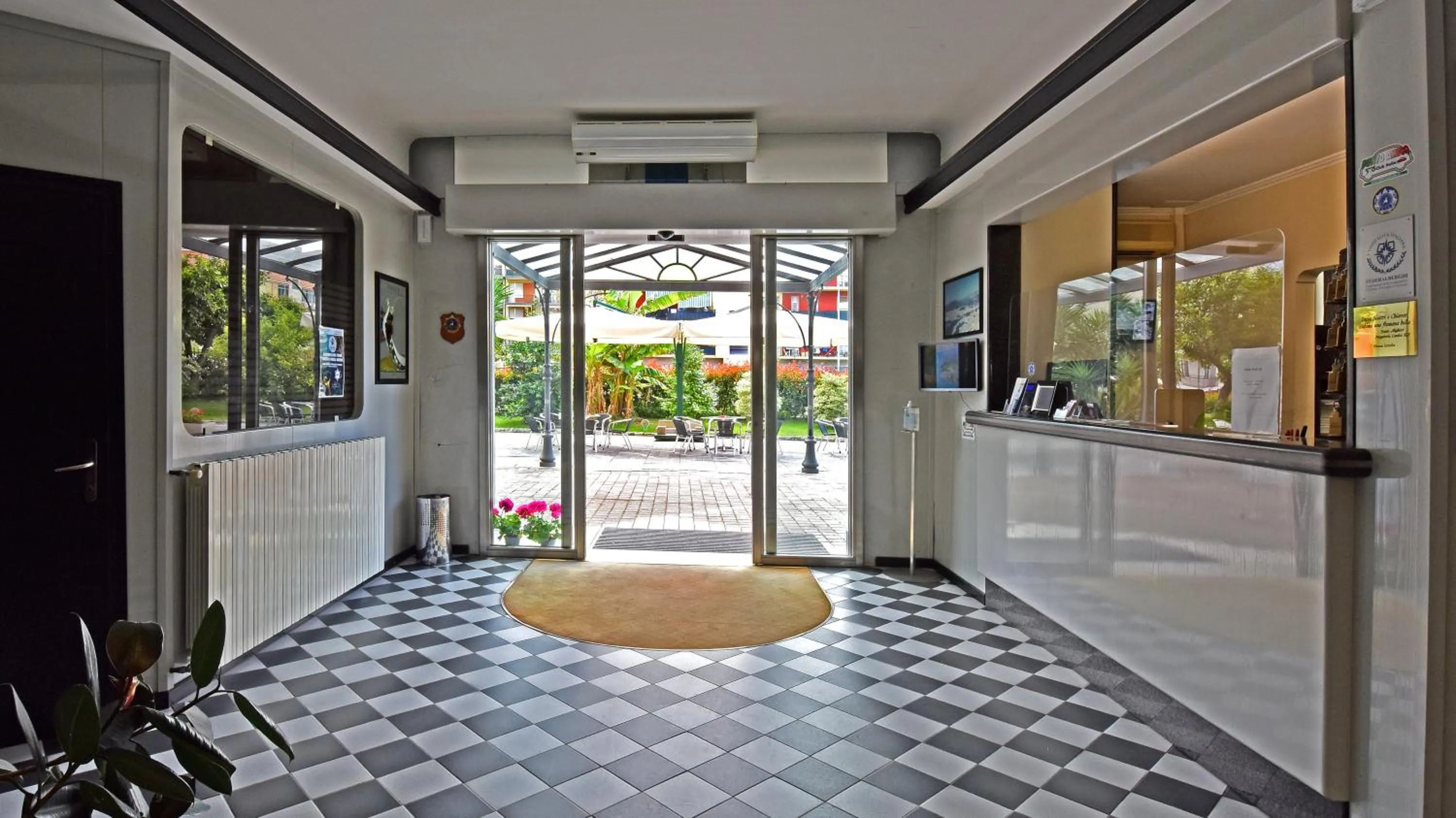 Lobby or reception in Hotel Sud Est by Fam Rossetti