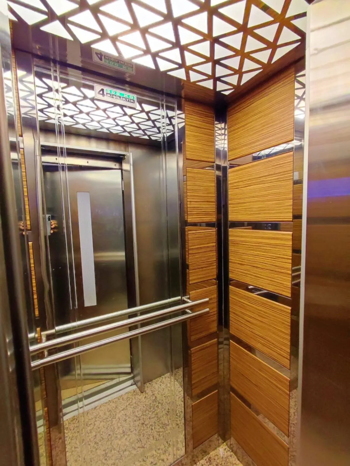 elevator in HOTEL EURO DIAMOND
