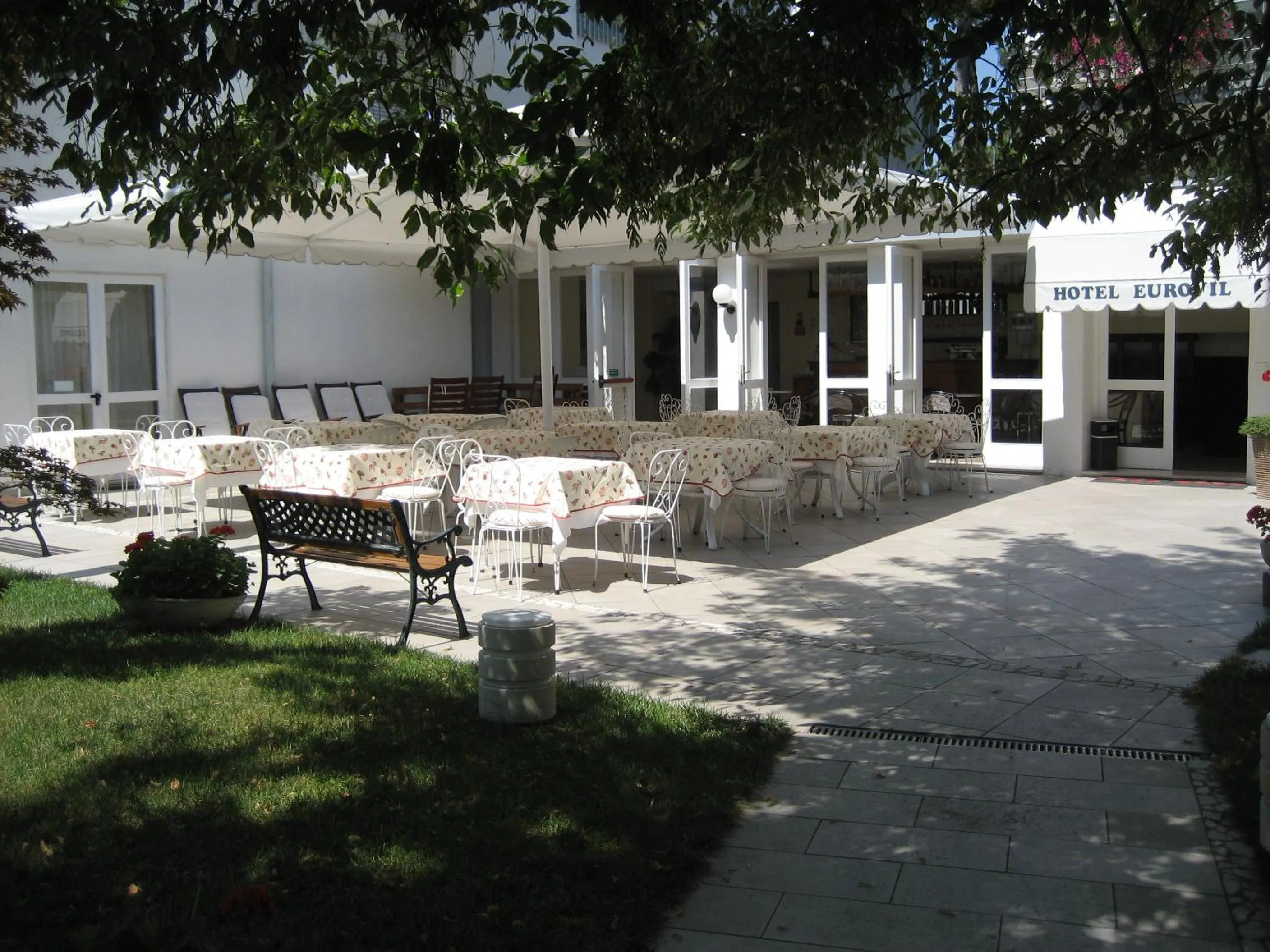 Restaurant/places to eat in Hotel Eurovil Garni