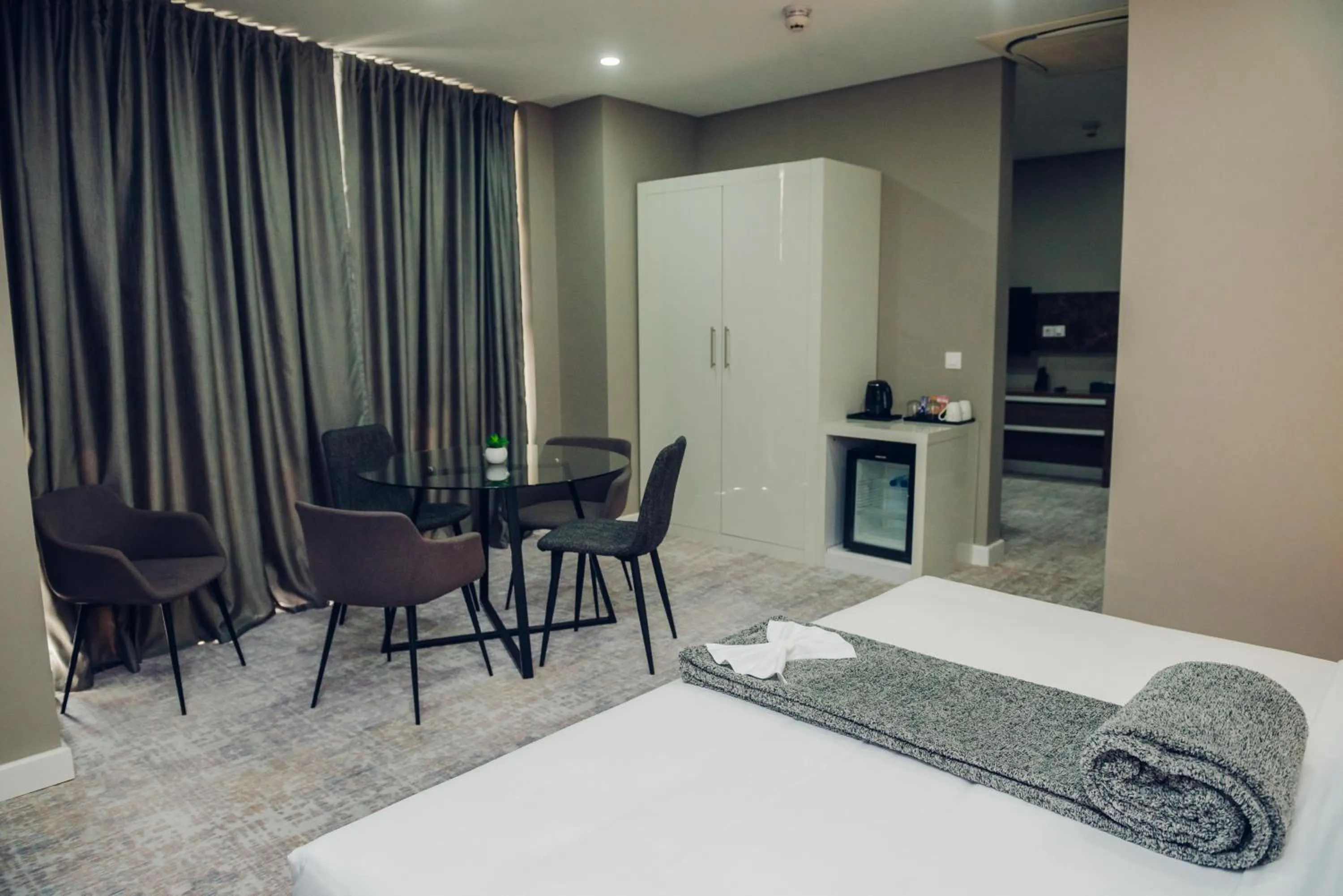 Bedroom, Bed in Polana Plaza Hotel