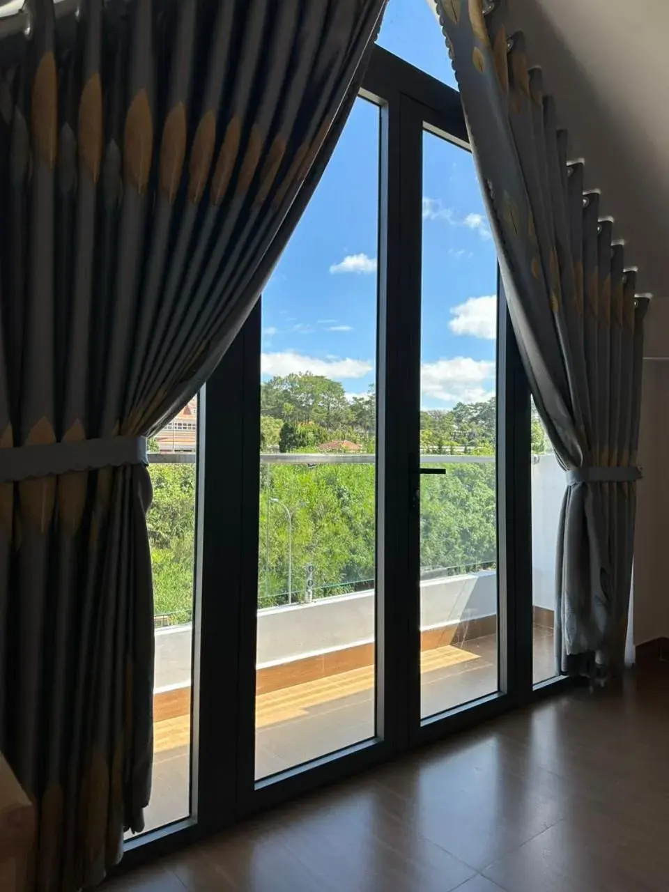 Deluxe Double Room with Balcony in Ban Mai Hotel Deluxe Double Room with Balcony in Ban Mai Hotel