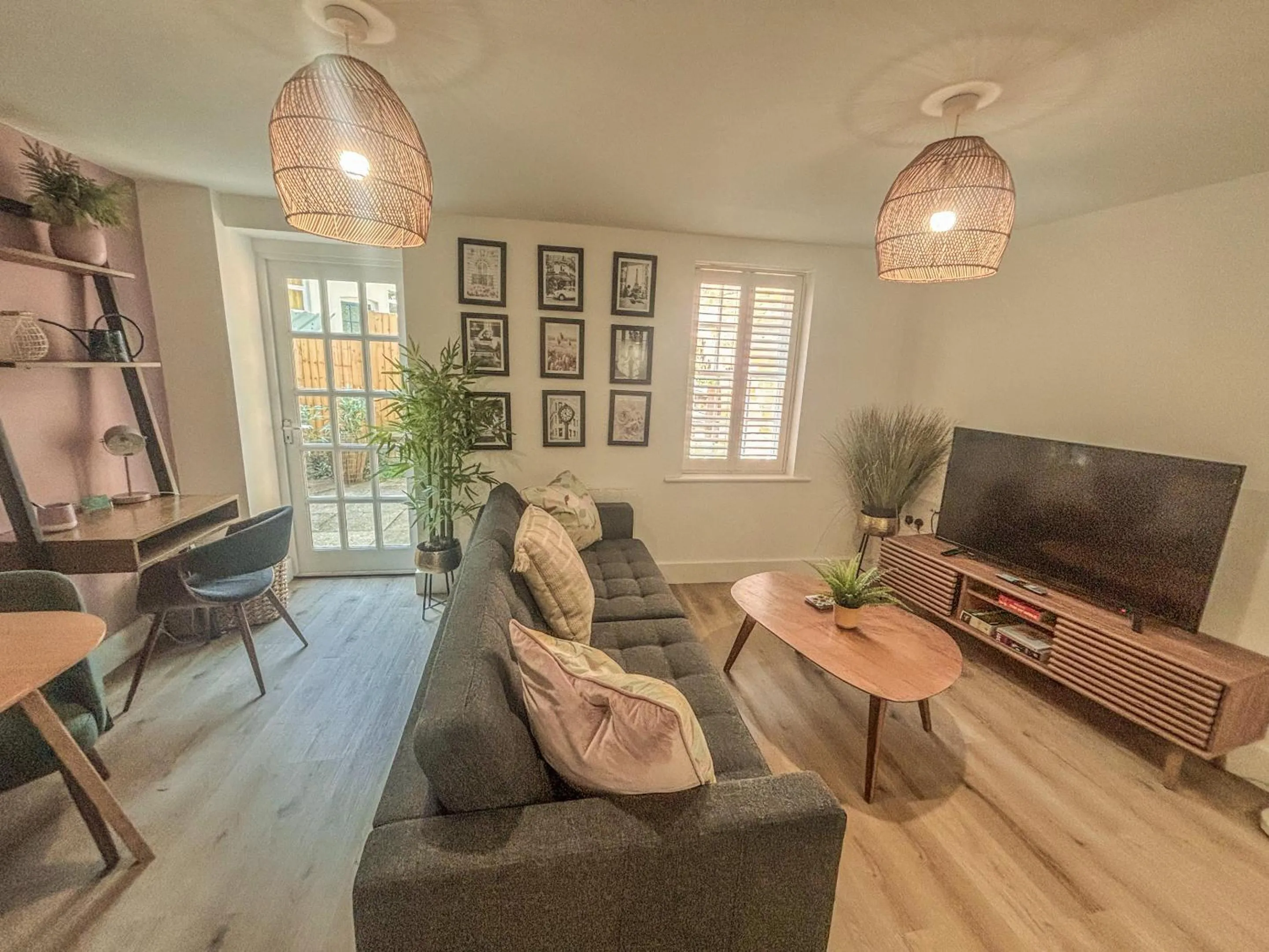 Living room in Regency Court- Free evening parking