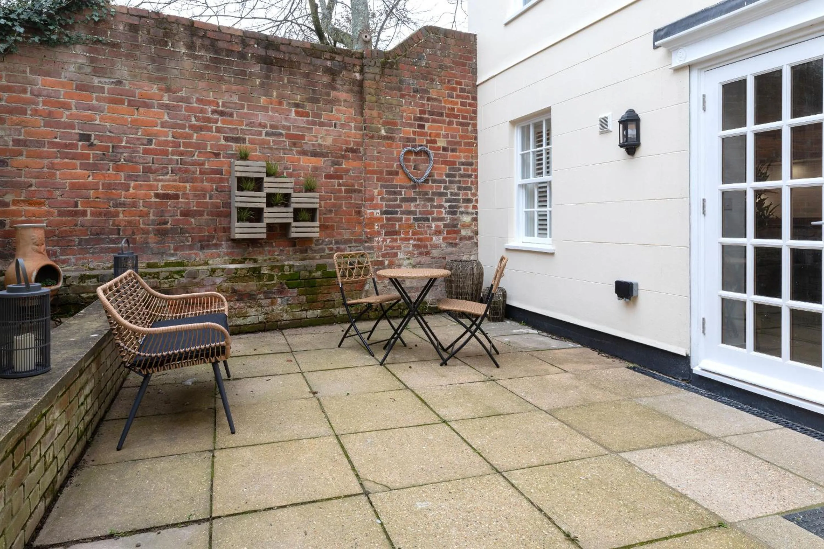 Patio in Regency Court- Free evening parking