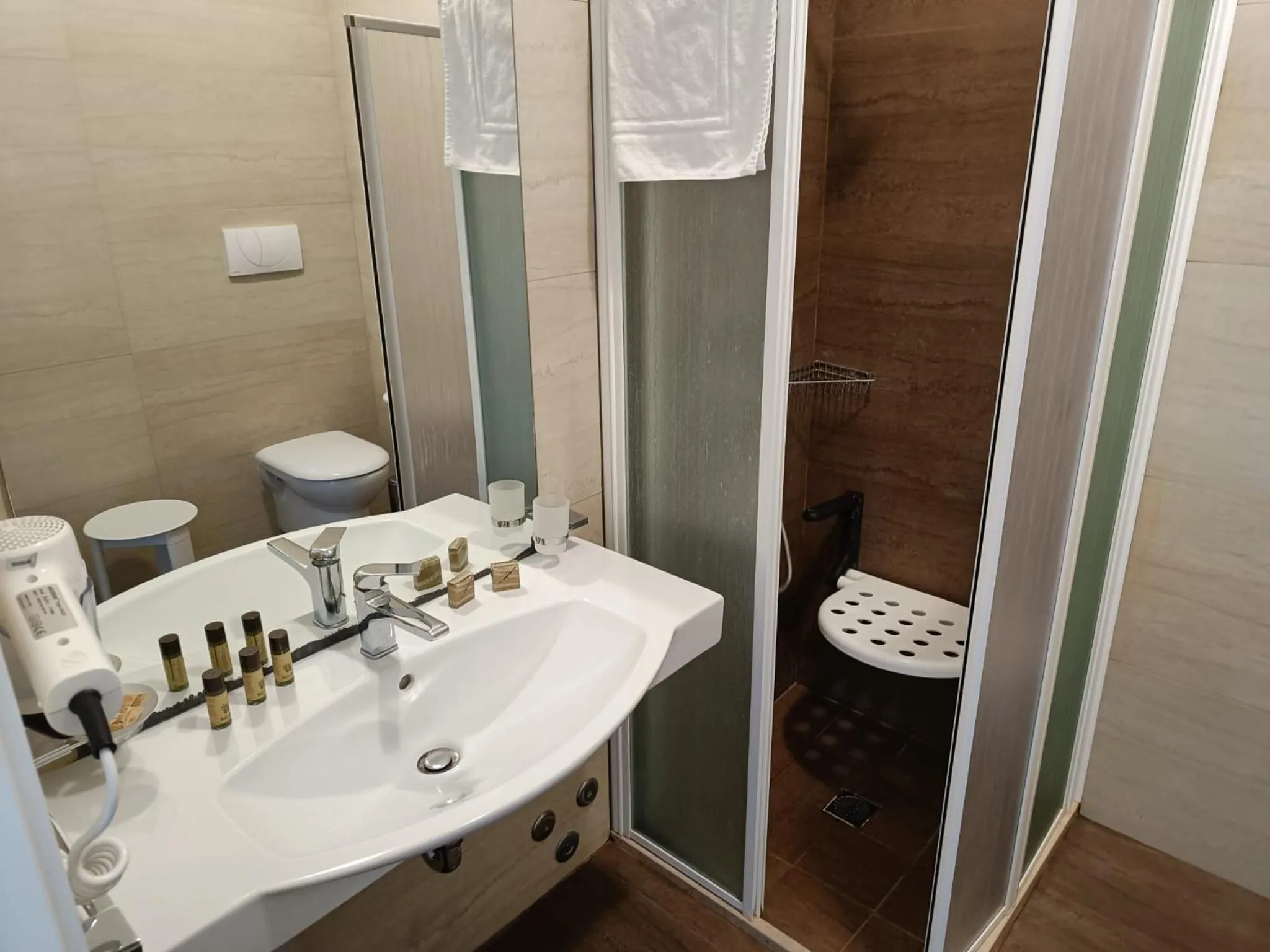 Bathroom in Hotel Degli Haethey