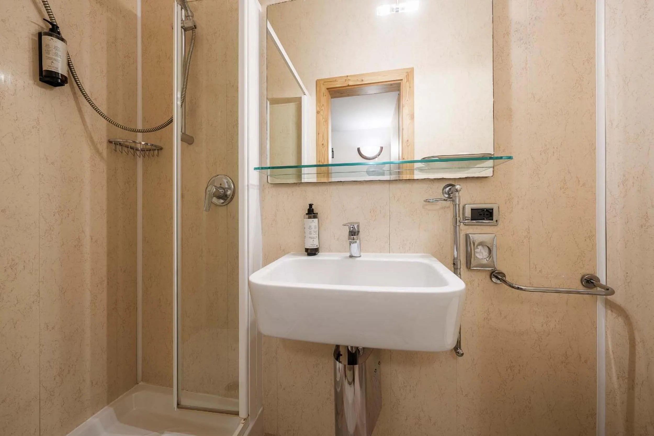 Shower in Hotel Olimpia