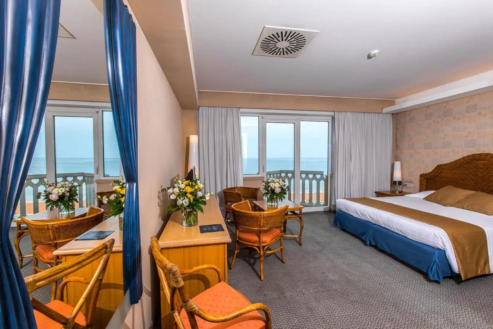 Photo of the whole room, Bed in City Hotel Photo of the whole room, Bed in City Hotel